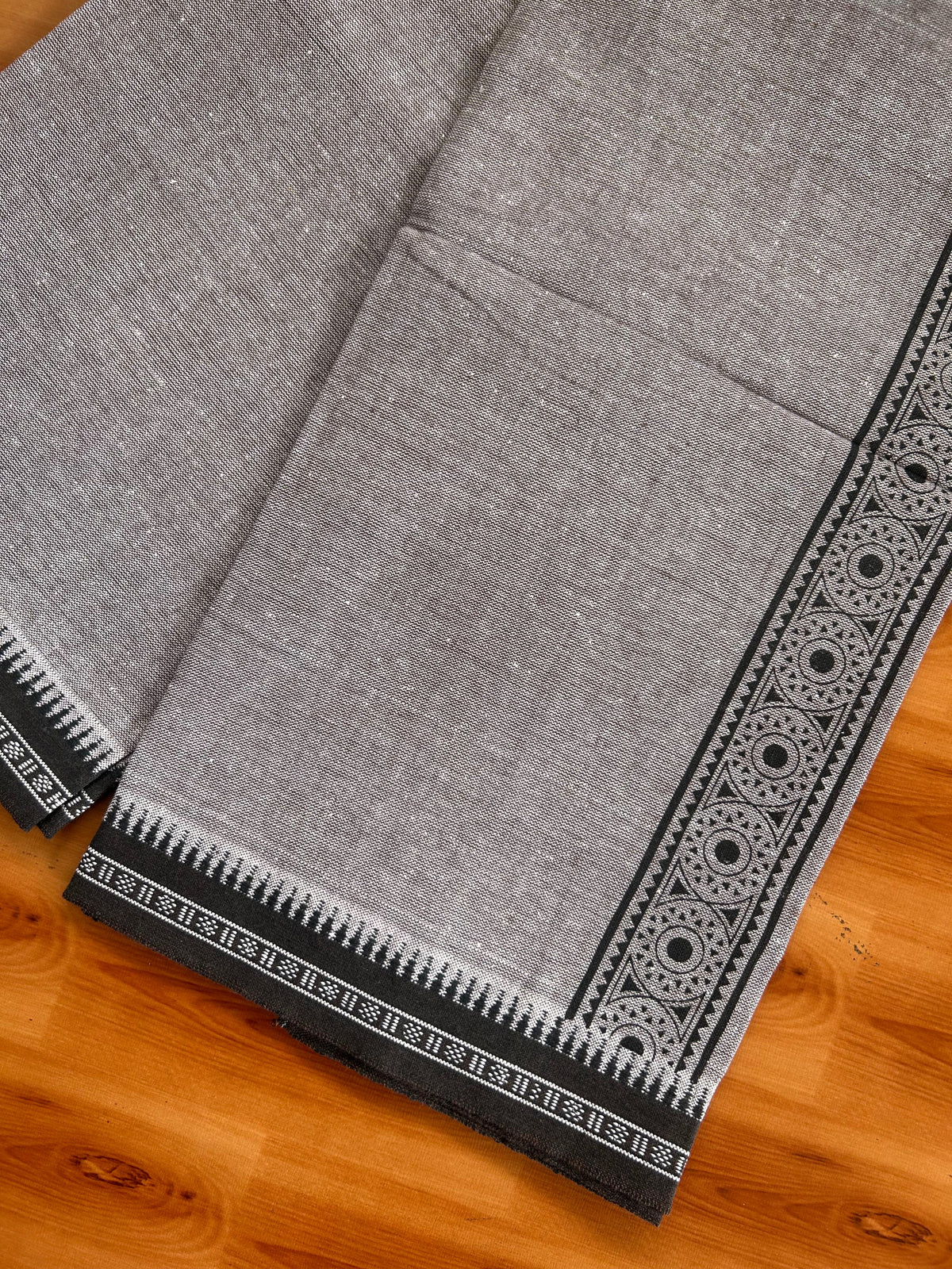 Kaitharikada - Single Kaily / Lungi - Mixed Cotton - 20s twisted - 2 inch Black Printed kara with White & Brown Shaded colour body (2 meter / 4 muzham) - 8 KK8082 SAT