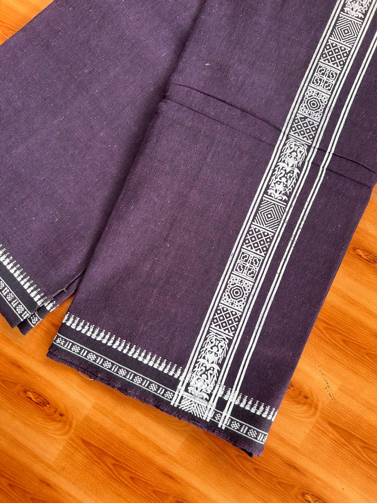 Kaitharikada - Single Kaily / Lungi - Mixed Cotton - 20s twisted - 1.5 inch White Printed kara with Purple & Black Shaded colour body (2 meter / 4 muzham) - 20 KK8082 SAT