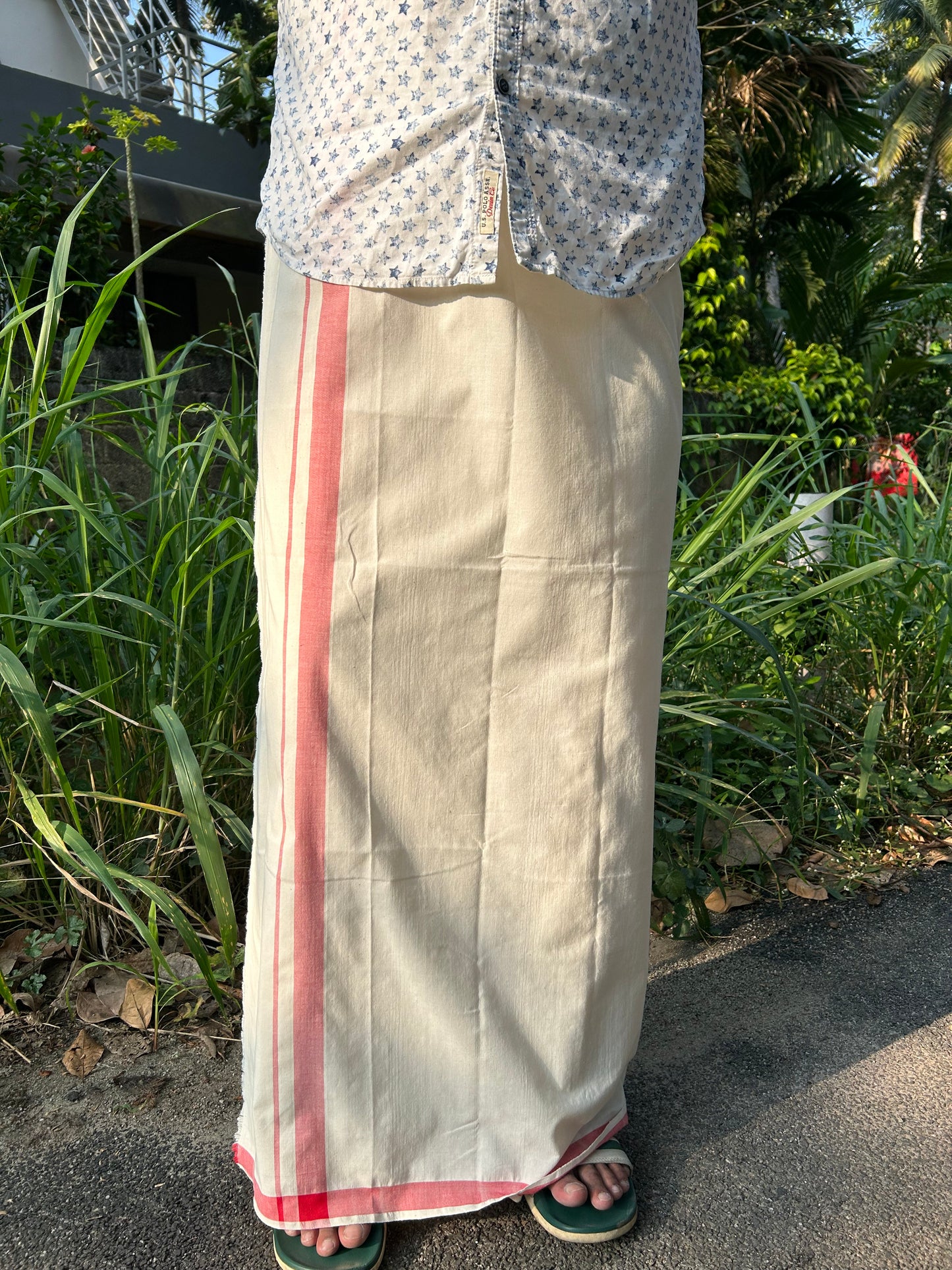 25% Discount!! KaithariKada 100% Cotton Balaramapuram HANDLOOM off white (Unbleached) Single Mundu/Dhoti - 2 inch Red Border (2 meter / 4 muzham) - KK2DOT550