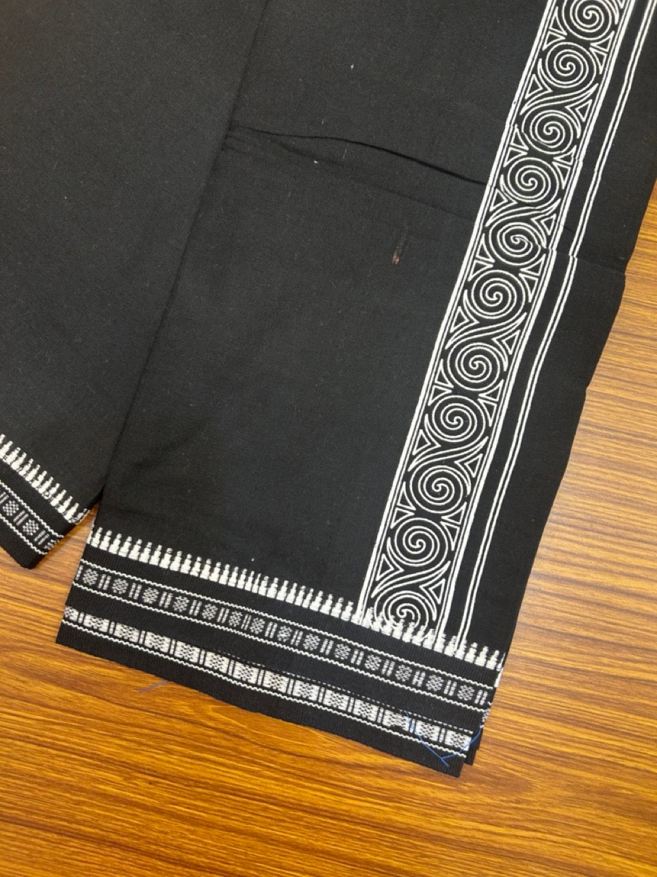 18% Discount!!! Kaitharikada 90% cotton 5 % Polyster Single Black - Kaily / Lungi - 3.25 inch Tribal Printed kara Kuppadam Border (2 meter / 4 muzham) - 13KK8027 AS