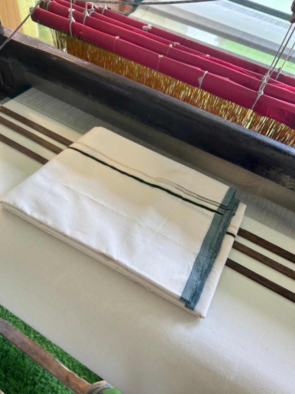 30% Discount!! SIGNATURE KAITHARIKADA EXCLUSIVE SINGLE DHOTI - 100% Cotton Balaramapuram HANDLOOM Single Mundu/Dhoti - Off White - (Unbleached) 0.25 inch GREEN & KASAVU Chutty Kara (2 meter / 4 muzham) - 4KK467KAI