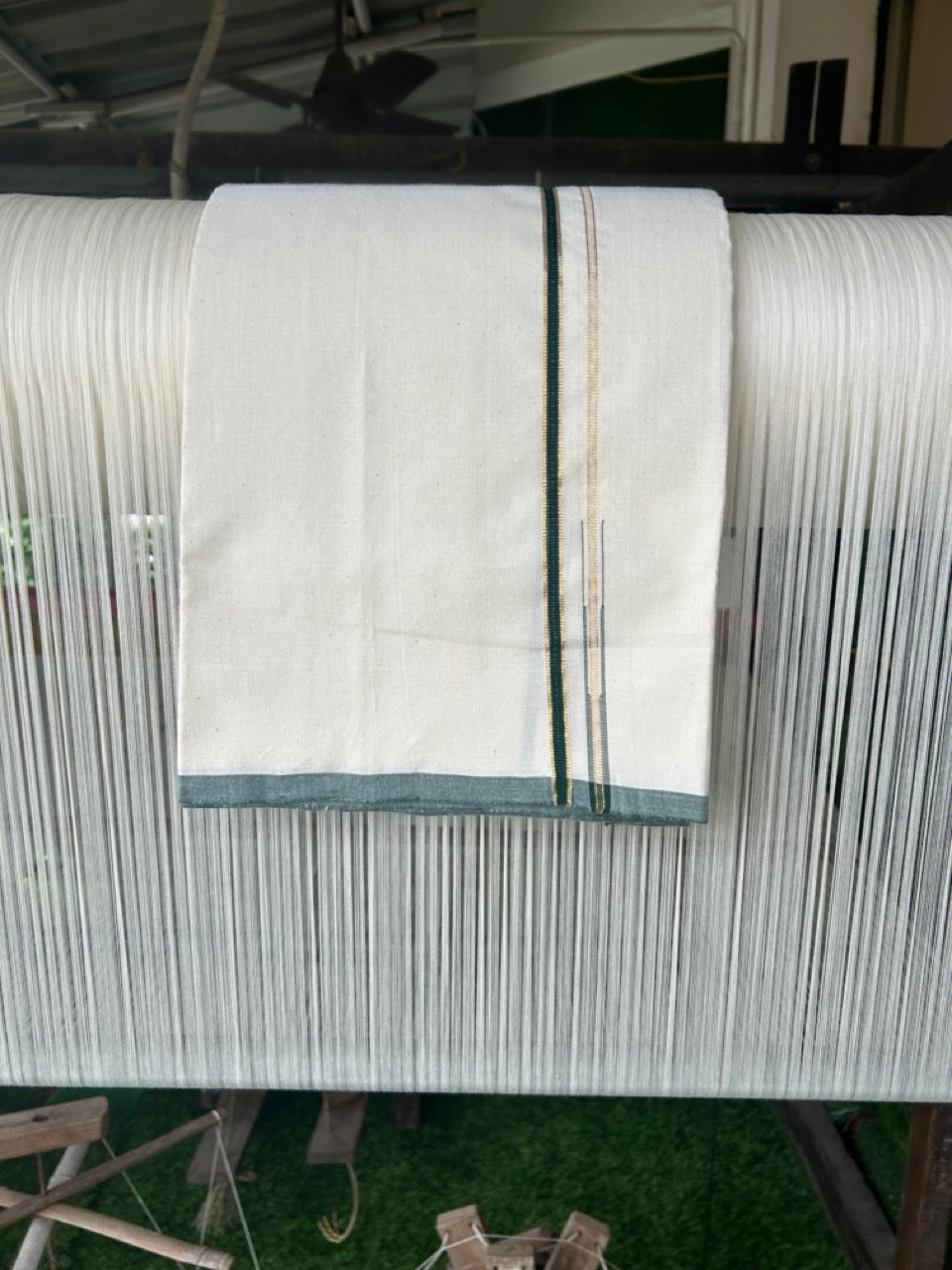 30% Discount!! SIGNATURE KAITHARIKADA EXCLUSIVE SINGLE DHOTI - 100% Cotton Balaramapuram HANDLOOM Single Mundu/Dhoti - Off White - (Unbleached) 0.25 inch GREEN & KASAVU Chutty Kara (2 meter / 4 muzham) - 4KK467KAI