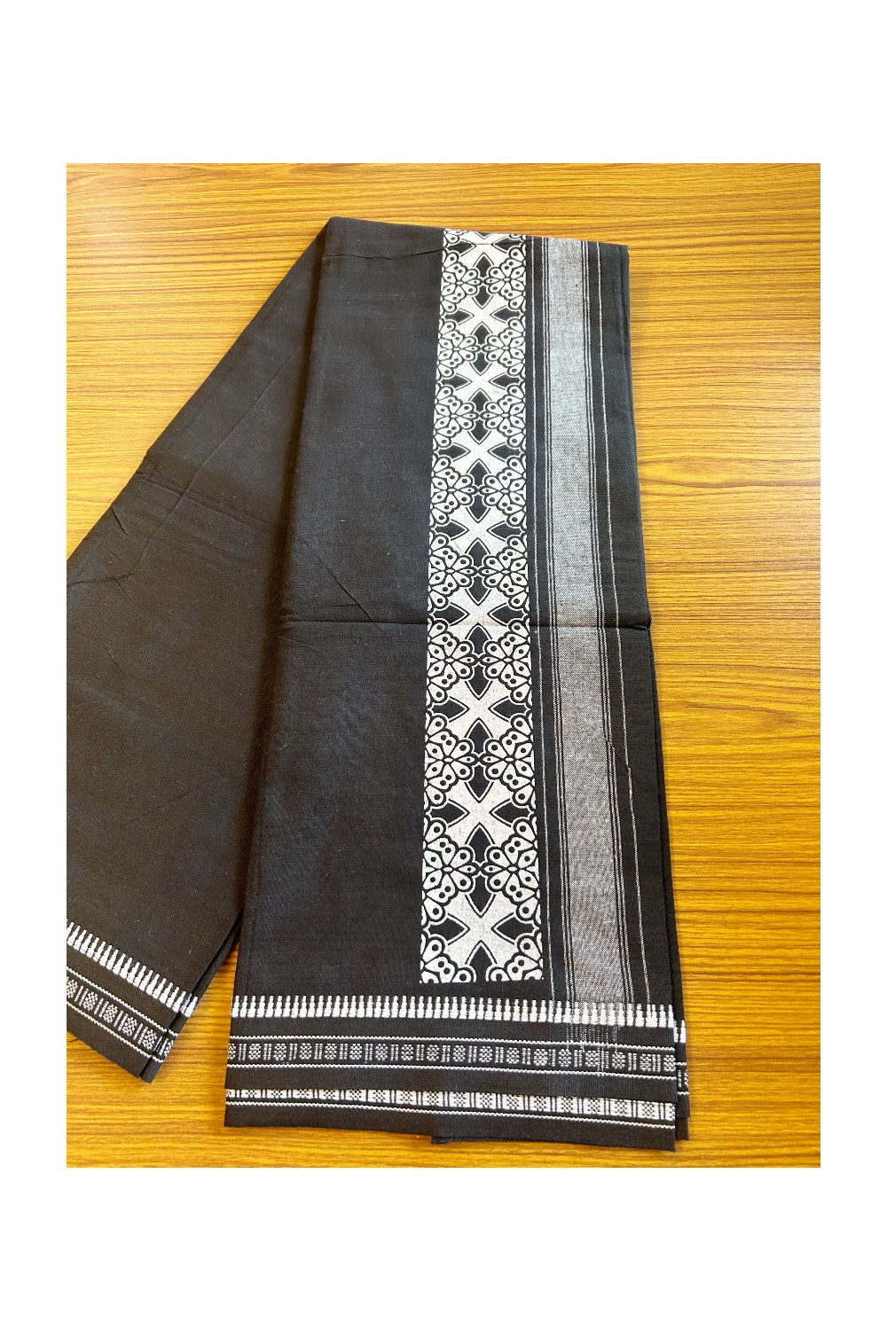 23% Discount!! Kaitharikada Pure Cotton - Single Kaily / Lungi - 4.25 inch White printed kuppadam kara with Black colour body - 7KK496AST
