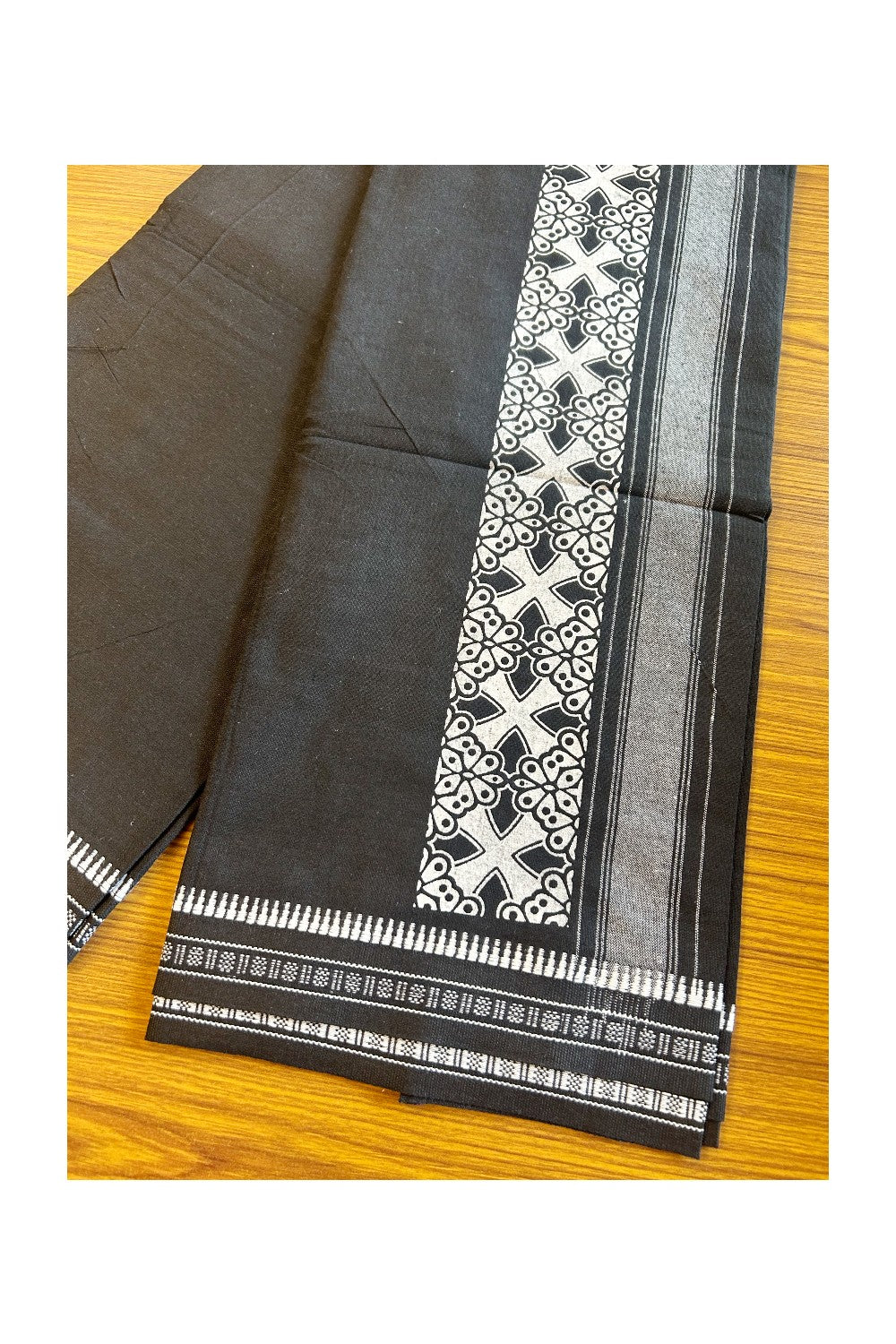 23% Discount!! Kaitharikada Pure Cotton - Single Kaily / Lungi - 4.25 inch White printed kuppadam kara with Black colour body - 7KK496AST