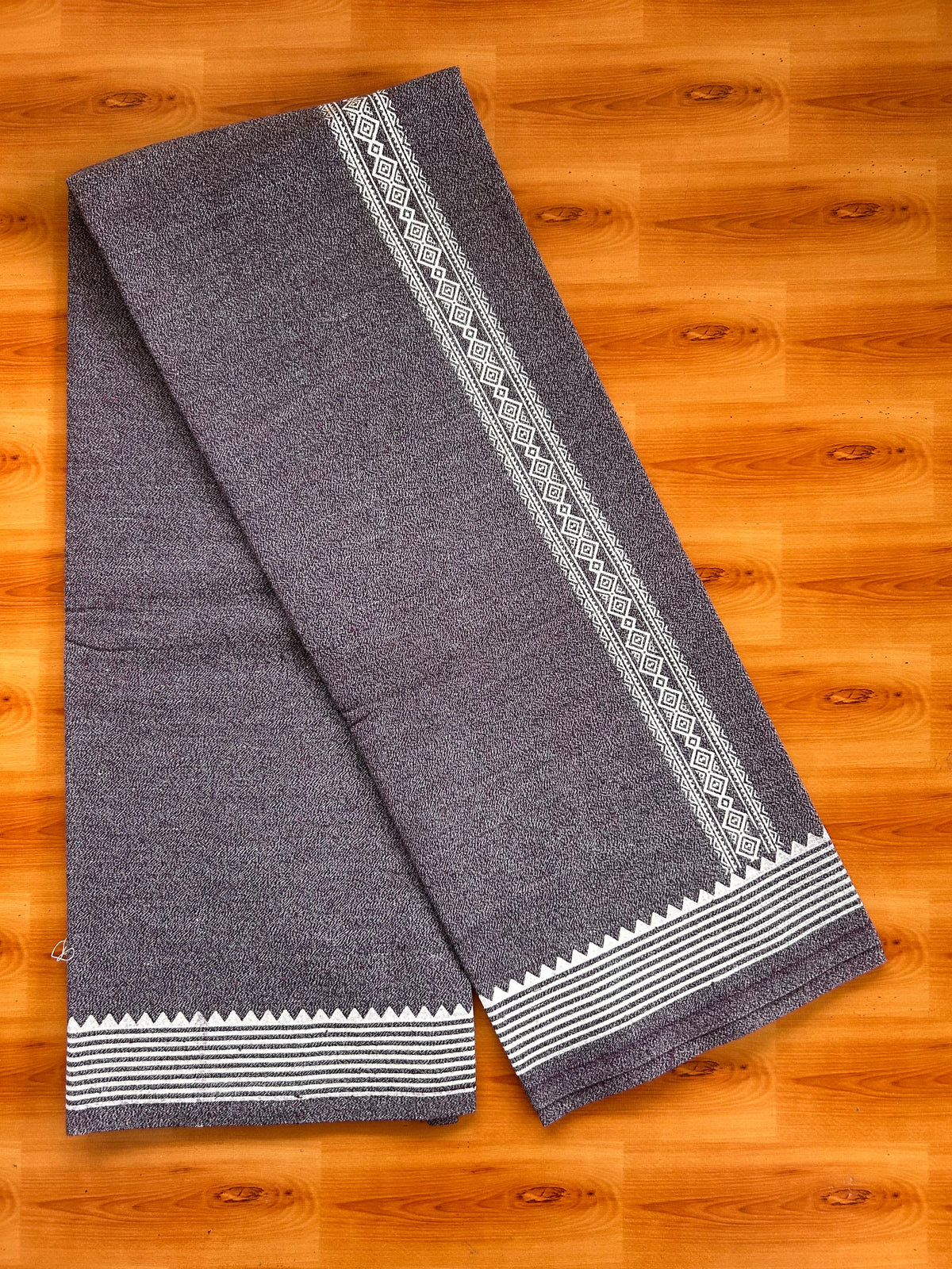 Kaitharikada - Single Kaily / Lungi - Mixed Cotton - 40s twisted - 1.5 inch White Printed kara with Grape Wine ,  Black & White Shaded colour body (2 meter / 4 muzham) - 1 KK8083 GAN