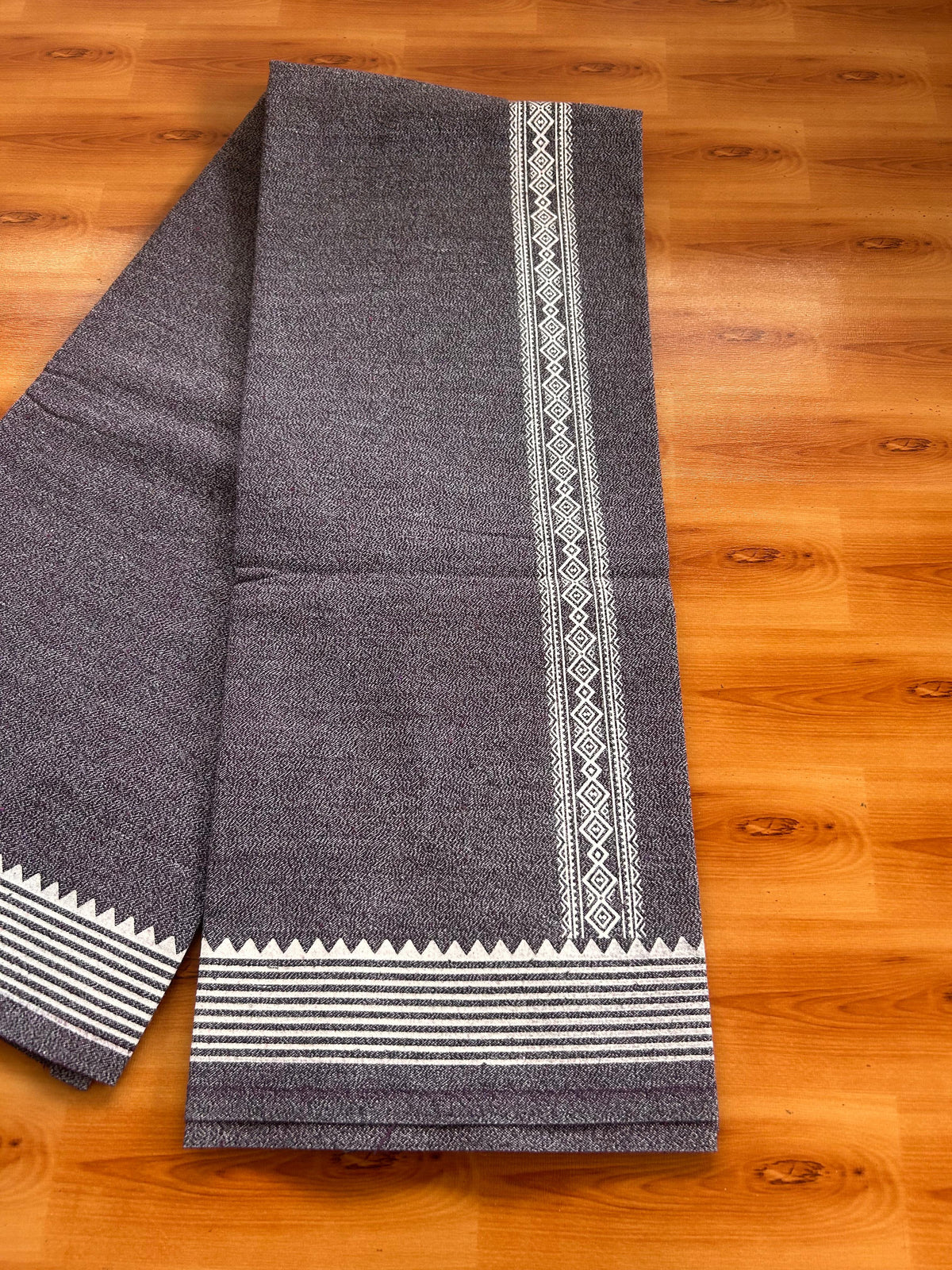 Kaitharikada - Single Kaily / Lungi - Mixed Cotton - 40s twisted - 1.5 inch White Printed kara with Grape Wine ,  Black & White Shaded colour body (2 meter / 4 muzham) - 1 KK8083 GAN