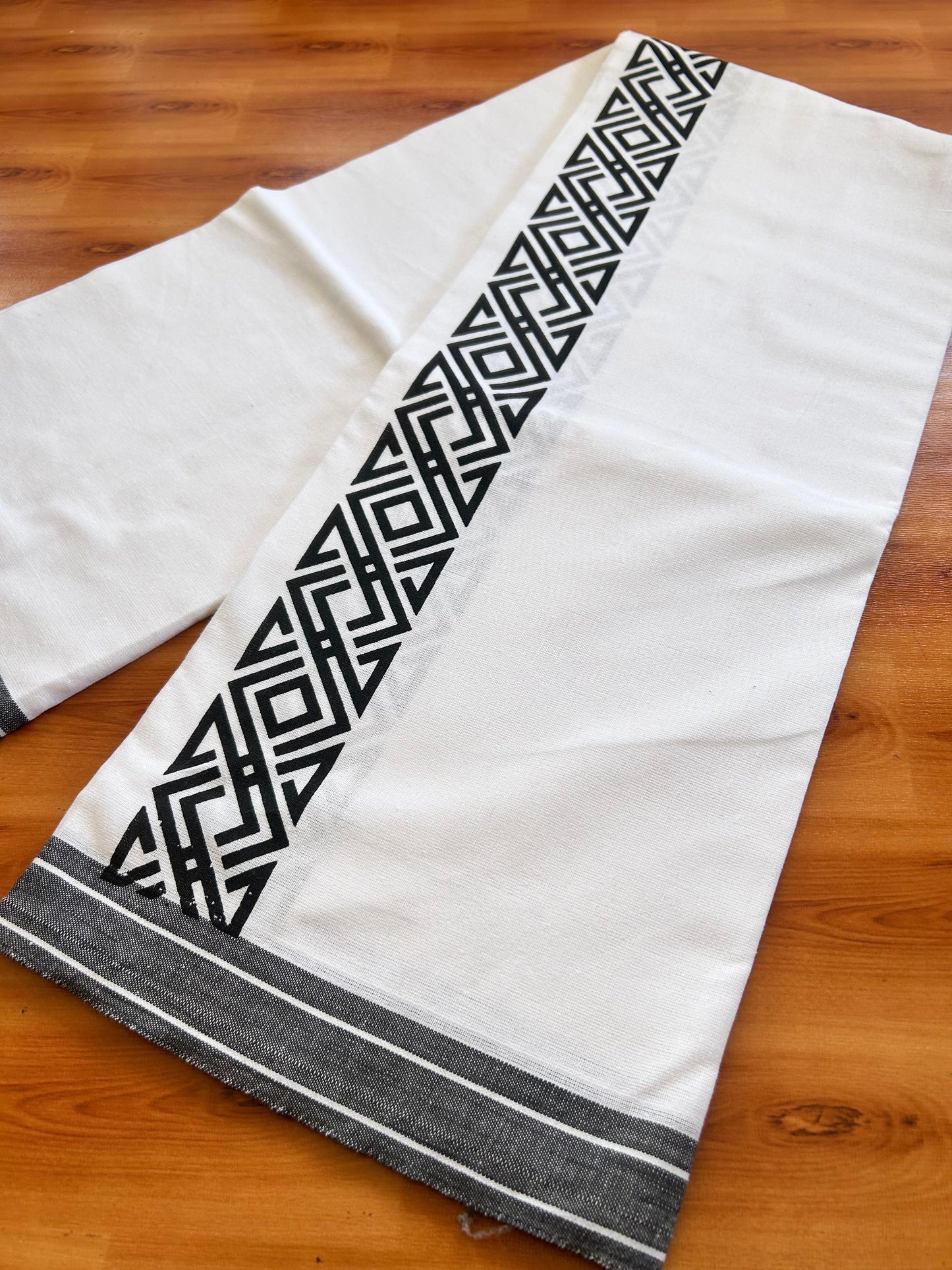 Kaitharikada - Single Kaily / Lungi - Mixed Cotton - 40s twisted - 2.5 inch Black Printed kara with White colour body (2 meter / 4 muzham) - 6 KK8074 SAT