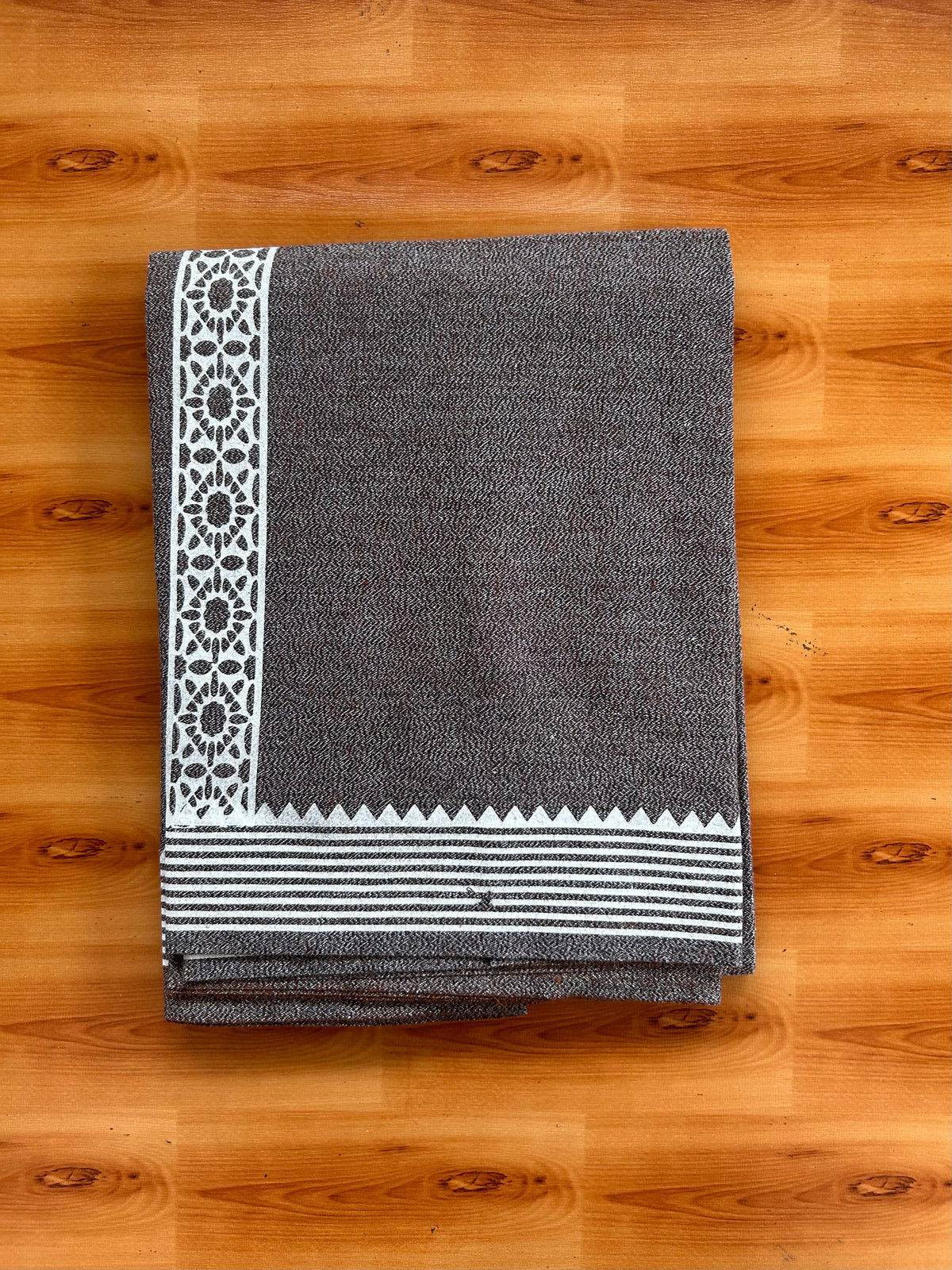 Kaitharikada - Single Kaily / Lungi - Mixed Cotton - 40s twisted - 1.5 inch White Printed kara with Brown, Black & White Shaded colour body (2 meter / 4 muzham) - 12 KK8083 GAN