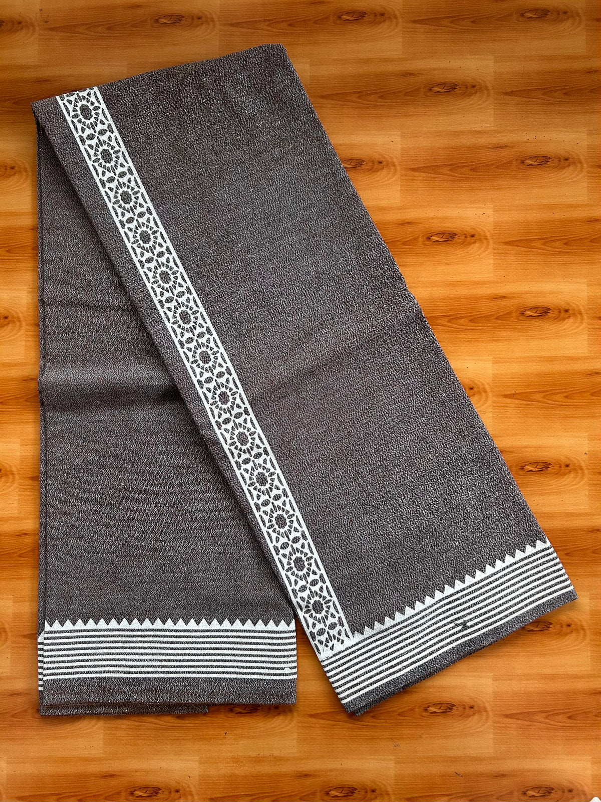 Kaitharikada - Single Kaily / Lungi - Mixed Cotton - 40s twisted - 1.5 inch White Printed kara with Brown, Black & White Shaded colour body (2 meter / 4 muzham) - 12 KK8083 GAN