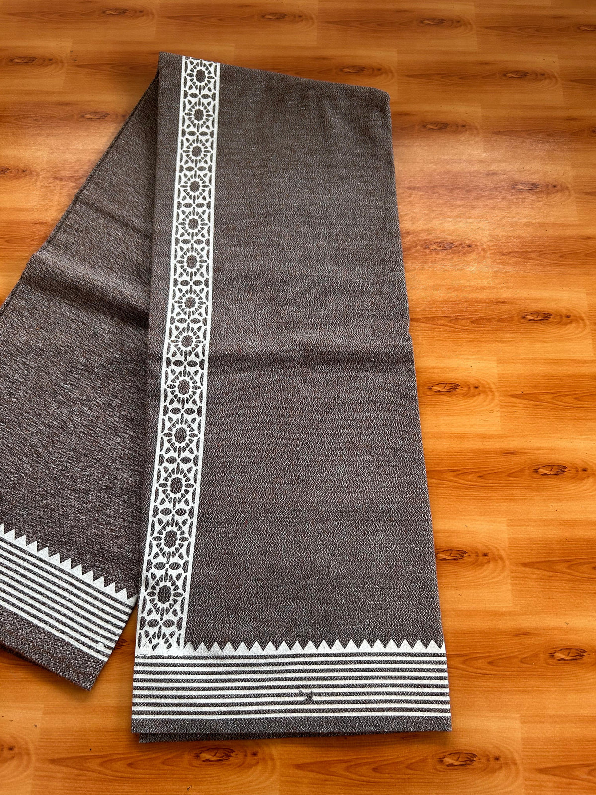 Kaitharikada - Single Kaily / Lungi - Mixed Cotton - 40s twisted - 1.5 inch White Printed kara with Brown, Black & White Shaded colour body (2 meter / 4 muzham) - 12 KK8083 GAN