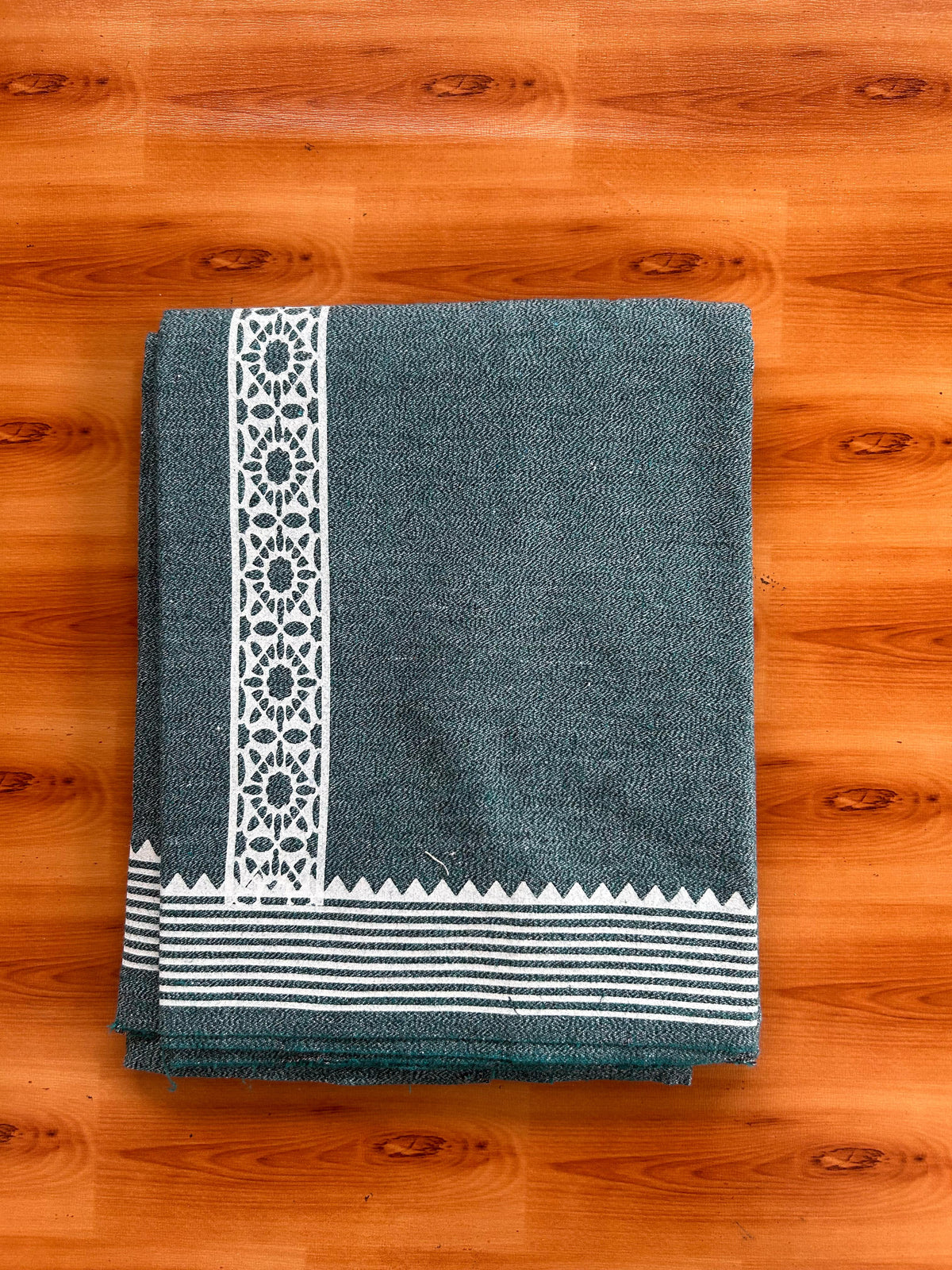 Kaitharikada - Single Kaily / Lungi - Mixed Cotton - 40s twisted - 1.5 inch White Printed kara with Peacock Blue , Black & White Shaded colour body (2 meter / 4 muzham) - 9 KK8083 GAN