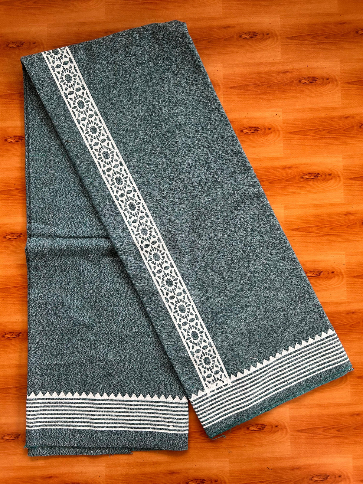 Kaitharikada - Single Kaily / Lungi - Mixed Cotton - 40s twisted - 1.5 inch White Printed kara with Peacock Blue , Black & White Shaded colour body (2 meter / 4 muzham) - 9 KK8083 GAN