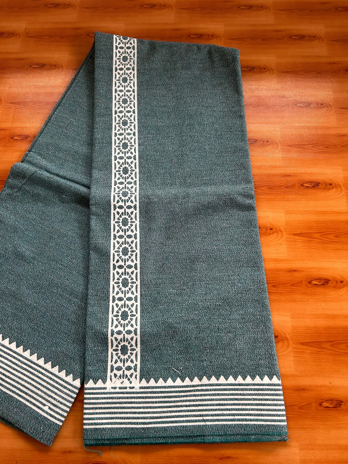 Kaitharikada - Single Kaily / Lungi - Mixed Cotton - 40s twisted - 1.5 inch White Printed kara with Peacock Blue , Black & White Shaded colour body (2 meter / 4 muzham) - 9 KK8083 GAN