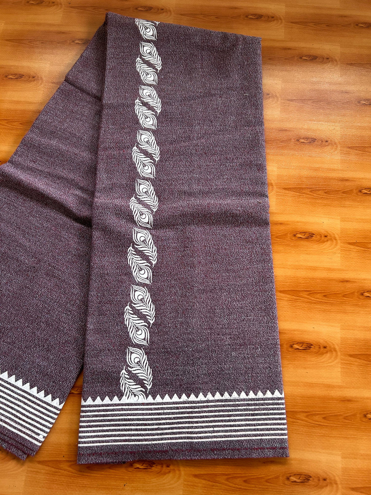 Kaitharikada - Single Kaily / Lungi - Mixed Cotton - 40s twisted - 1.5 inch White Peacock Feather Printed kara with Maroon , Black & White Shaded colour body (2 meter / 4 muzham) - 4 KK8083 GAN