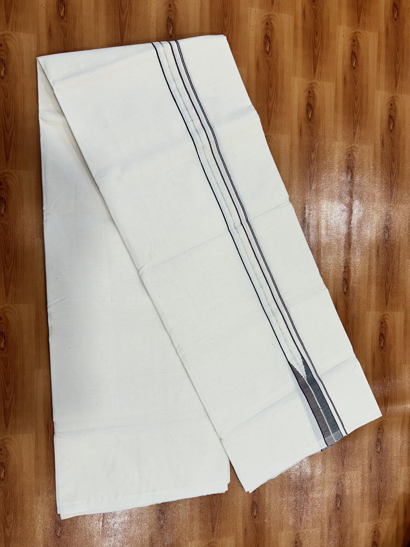 Single Mundu/Dhoti - Off White (Unbleached) 20% Discount !! KaithariKada Balaramapuram 100% Cotton Twisted 100s Thread - 0.75 inch Silver Kasav Black & Maroon Puliyilakkara Chutty (2 meter/4 Muzham) - 5 KK5407 ASH