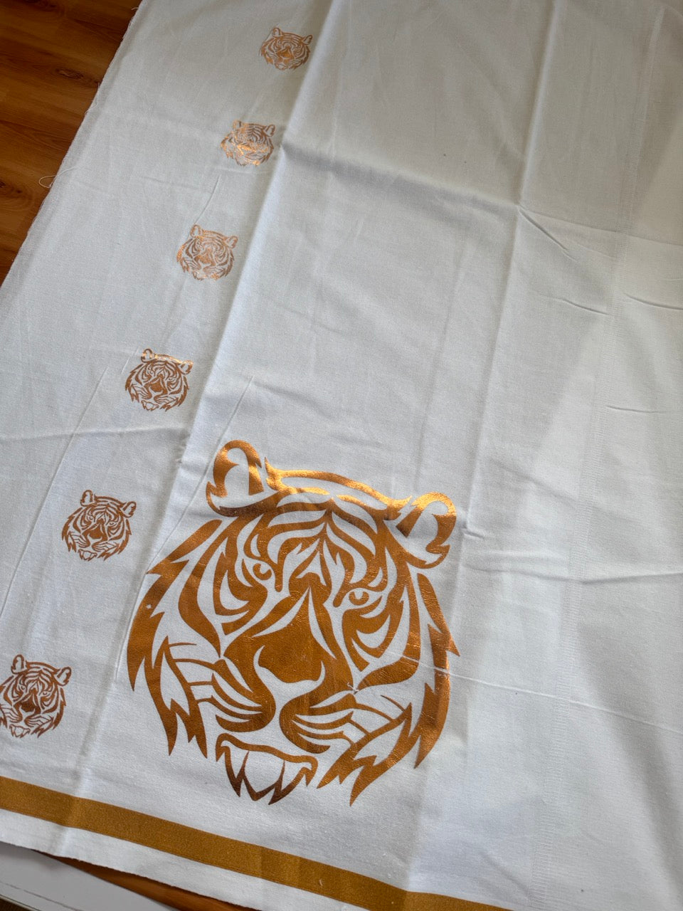 Kaduva Print Single Kaily / Lungi New! Kaitharikada - Polyster Mixed Cotton - (20s) - Pure white - Copper Print with White colour body (2 meter / 4 muzham) - 2 KK8068 GAN