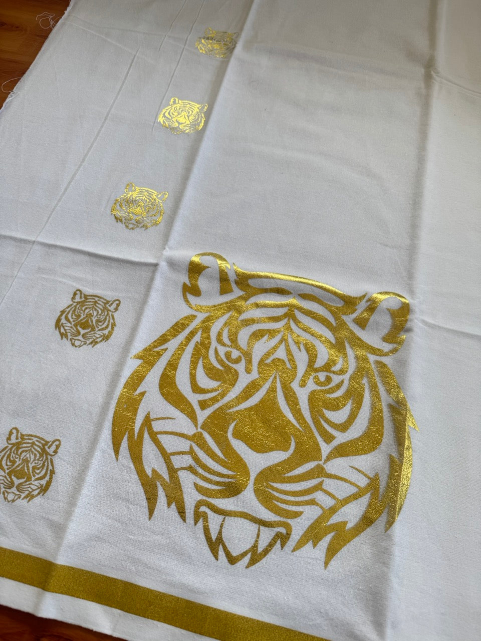 Kaduva Print Single Kaily / Lungi New! Kaitharikada - Polyster Mixed Cotton - (20s) - Pure white - Gold Print with White colour body (2 meter / 4 muzham) - 1 KK8068 GAN