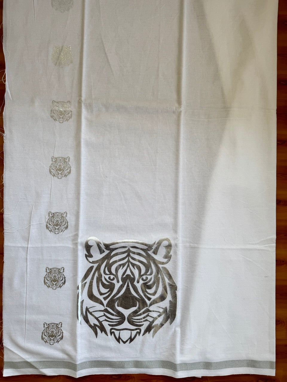Kaduva Print Single Kaily / Lungi New! Kaitharikada - Polyster Mixed Cotton - (20s) - Pure white - Silver Print with White colour body (2 meter / 4 muzham) - 3 KK8068 GAN