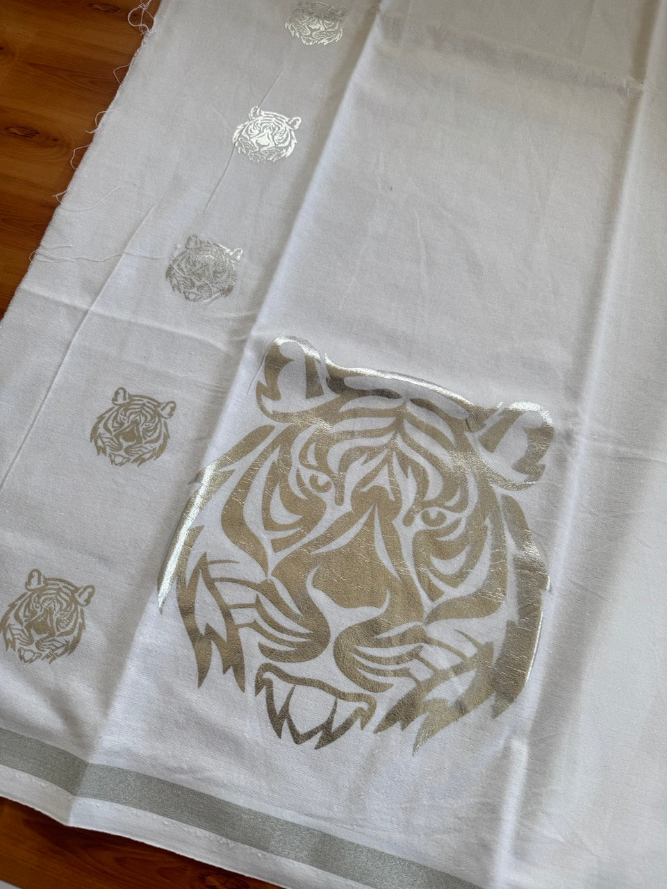 Kaduva Print Single Kaily / Lungi New! Kaitharikada - Polyster Mixed Cotton - (20s) - Pure white - Silver Print with White colour body (2 meter / 4 muzham) - 3 KK8068 GAN