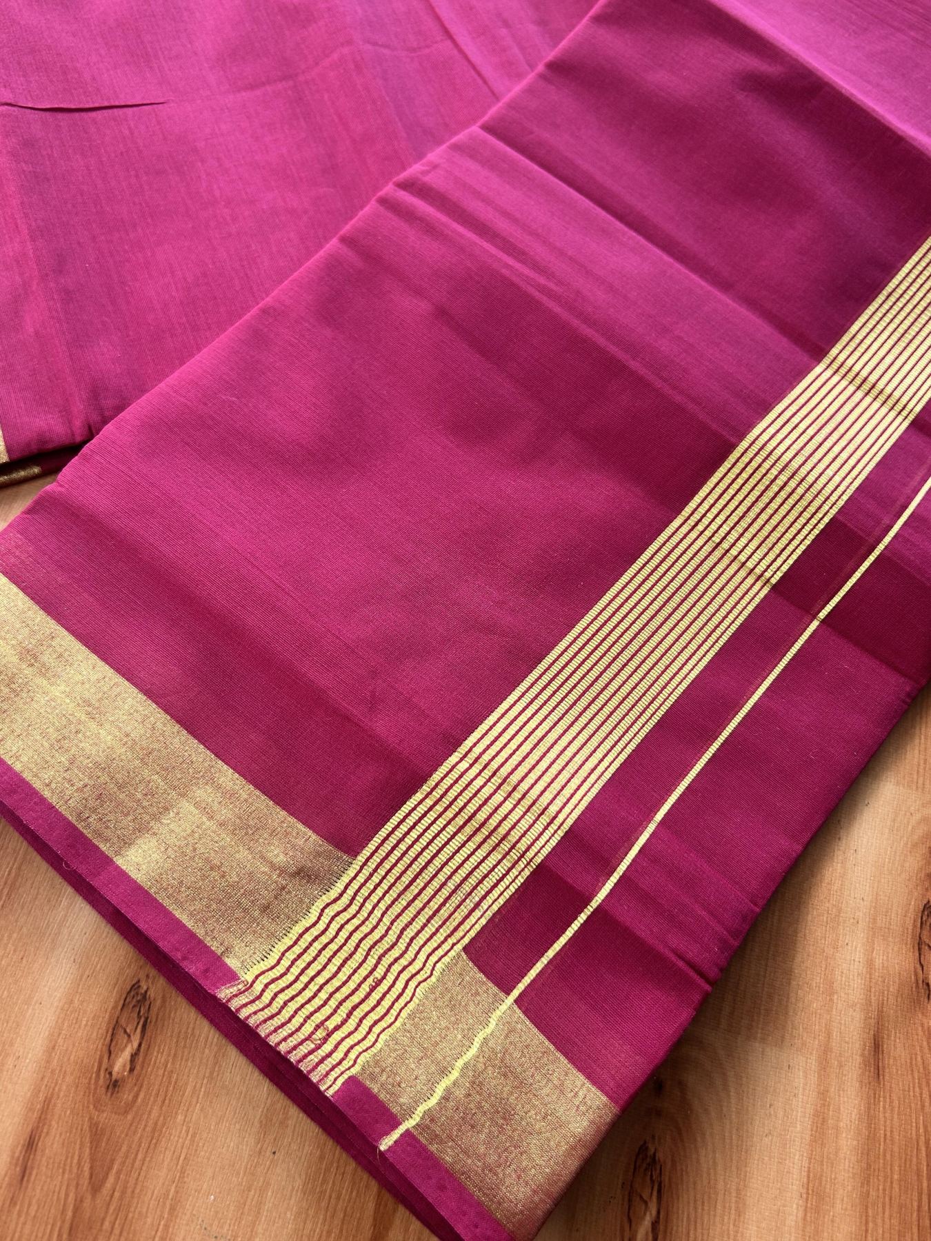 Double - Colour mundu/Dhoti - 20% Discount ! KaithariKada Balaramapuram - 100x80 - Deep Red Colour Body - 1.5 inch Gold Kasav Striped Kara 4 mtr (8.5 muzham) - 2 KK5404 PMC
