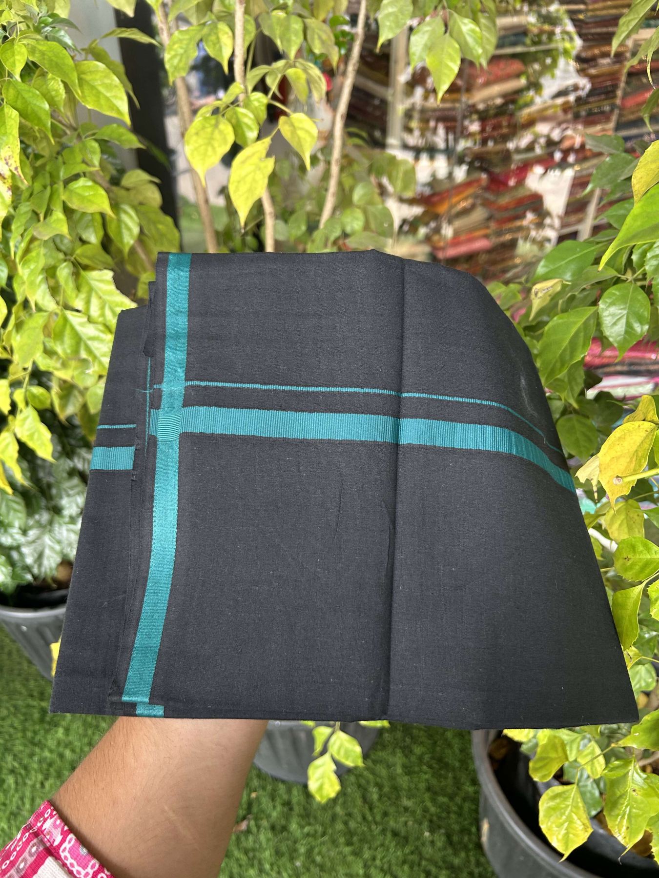 19% Discount!!! Kaitharikada - Single Kaily / Lungi - 60s - 1 cm Peacock Green kara with Black colour body (2 meter / 4 muzham) - 12 KK8042 GAN