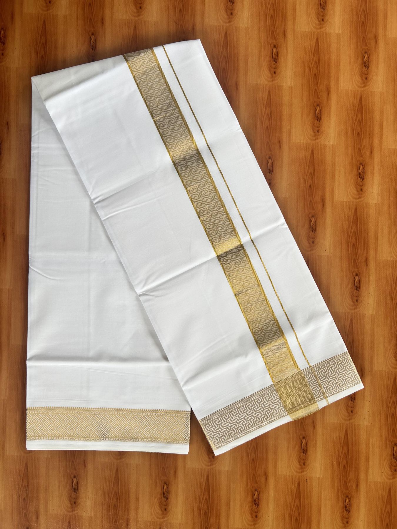 Single Pure White Mundu/Dhoti - 20% Discount!! Kaitharikada Balaramapuram Pure Cotton - 40s - 1.75 inch Gold Kasav Jacquard Design Kara 2 mtr (4 muzham) - 25 KK5405 GAN