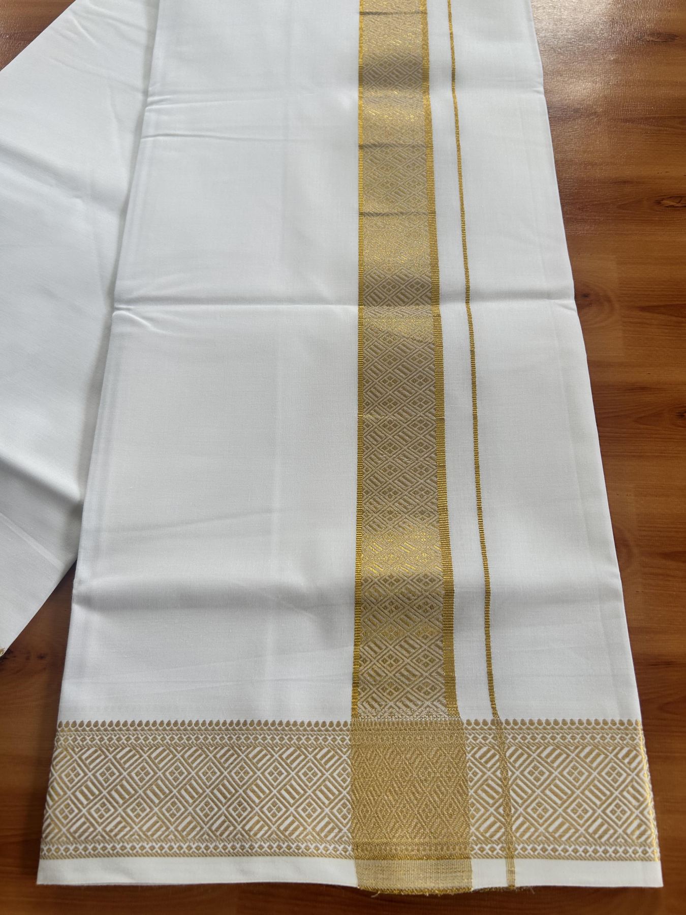 Single Pure White Mundu/Dhoti - 20% Discount!! Kaitharikada Balaramapuram Pure Cotton - 40s - 1.75 inch Gold Kasav Jacquard Design Kara 2 mtr (4 muzham) - 25 KK5405 GAN