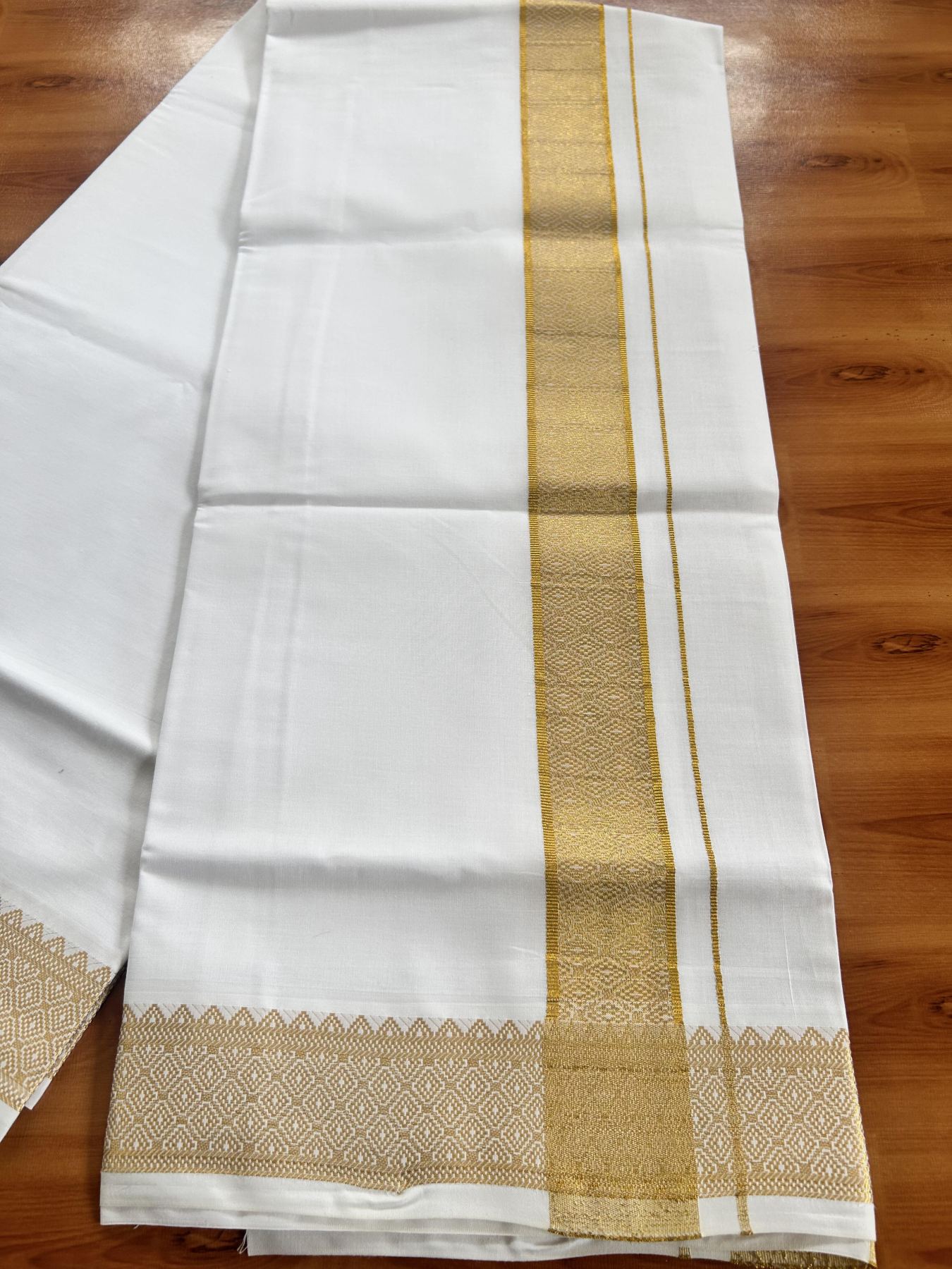 Single Pure White Mundu/Dhoti - 20% Discount!! Kaitharikada Balaramapuram Pure Cotton - 40s - 1.75 inch Gold Kasav Jacquard Design Kara 2 mtr (4 muzham) - 20 KK5405 GAN