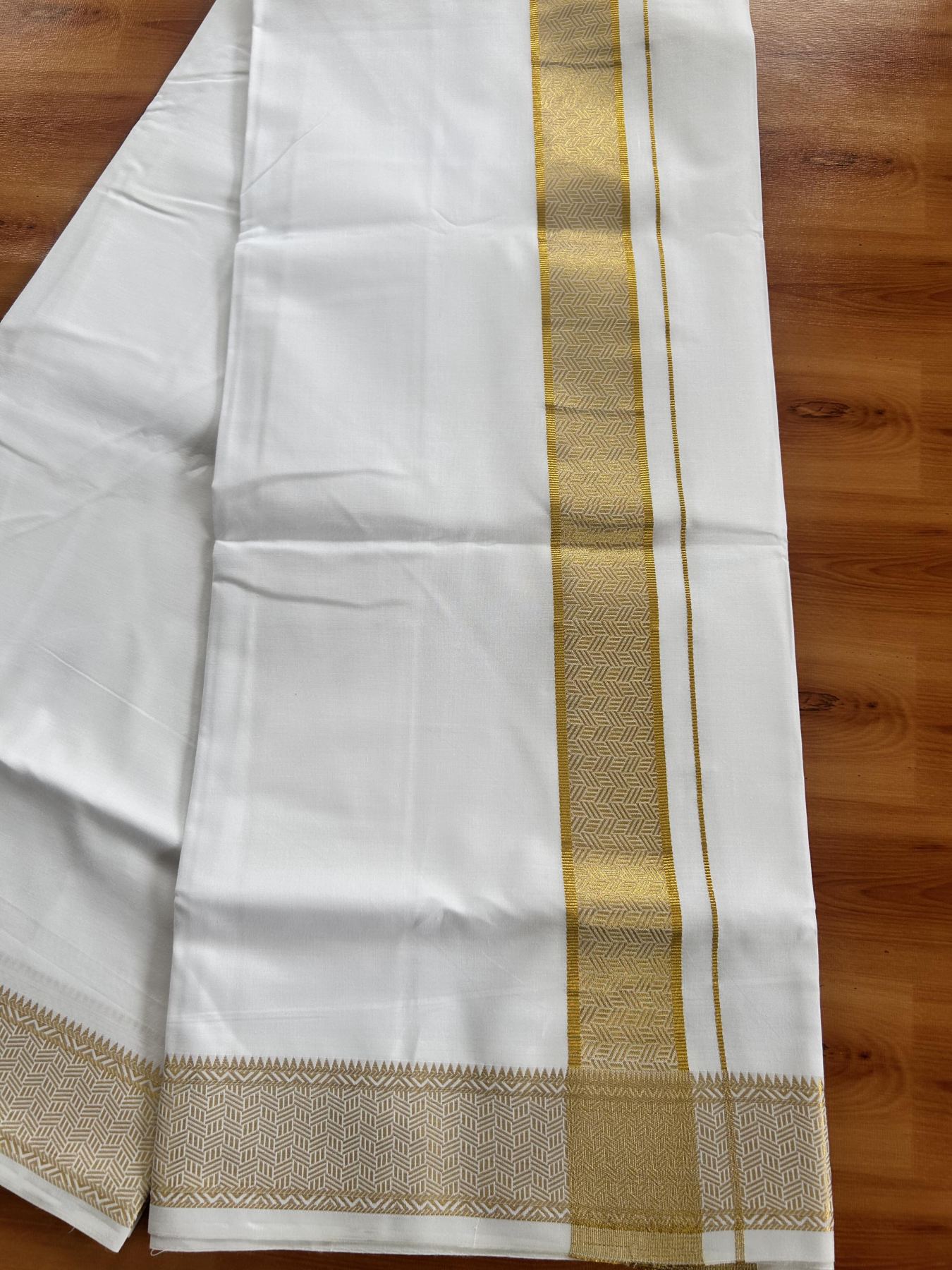 Single Pure White Mundu/Dhoti - 20% Discount!! Kaitharikada Balaramapuram Pure Cotton - 40s - 1.75 inch Gold Kasav Jacquard Design Kara 2 mtr (4 muzham) - 19 KK5405 GAN