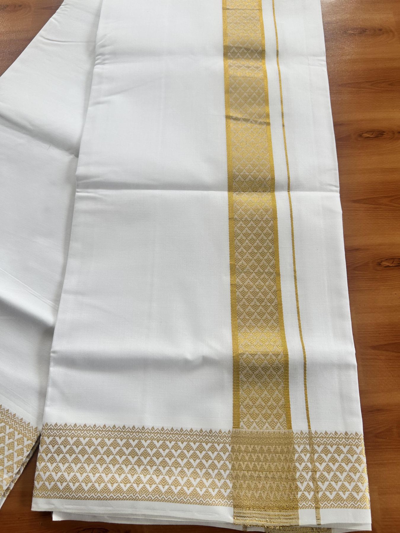 Single Pure White Mundu/Dhoti - 20% Discount!! Kaitharikada Balaramapuram Pure Cotton - 40s - 1.75 inch Gold Kasav Jacquard Design Kara 2 mtr (4 muzham) - 17 KK5405 GAN