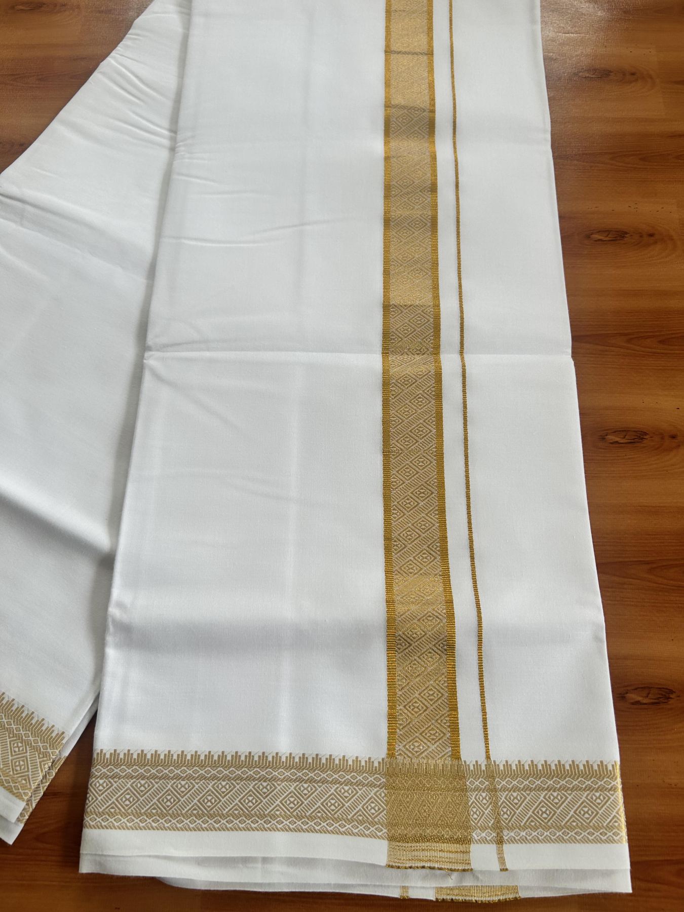Single Pure White Mundu/Dhoti - 20% Discount!! Kaitharikada Balaramapuram Pure Cotton - 40s - 1.5 inch Gold Kasav Jacquard Design Kara 2 mtr (4 muzham) - 10 KK5405 GAN