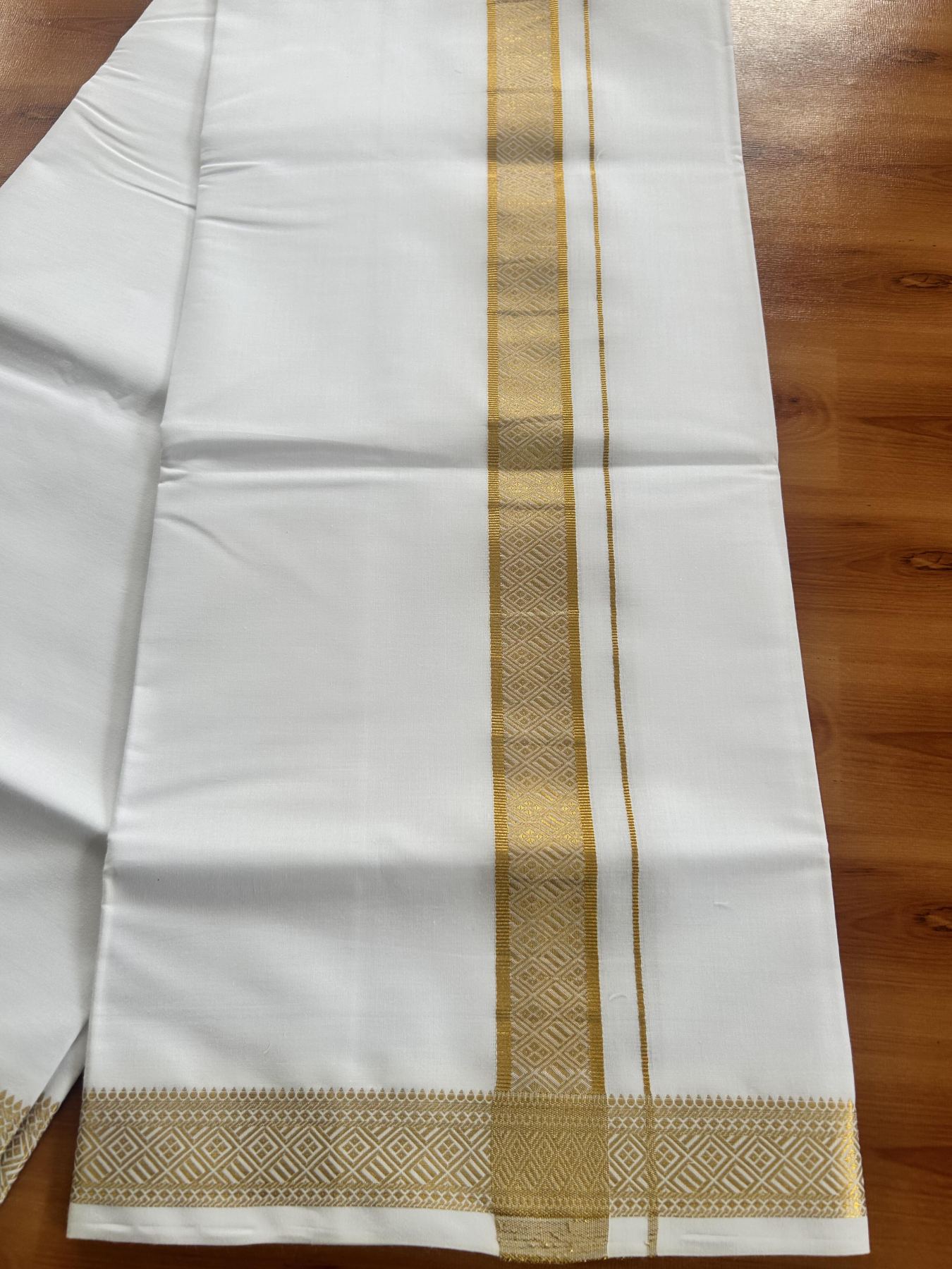 Single Pure White Mundu/Dhoti - 20% Discount!! Kaitharikada Balaramapuram Pure Cotton - 40s - 1.5 inch Gold Kasav Jacquard Design Kara 2 mtr (4 muzham) - 9 KK5405 GAN