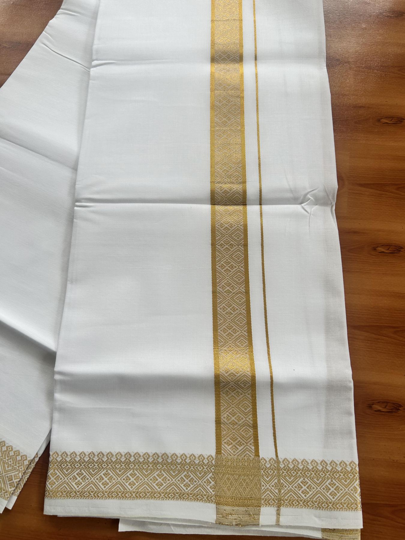 Single Pure White Mundu/Dhoti - 20% Discount!! Kaitharikada Balaramapuram Pure Cotton - 40s - 1.5 inch Gold Kasav Jacquard Design Kara 2 mtr (4 muzham) - 8 KK5405 GAN