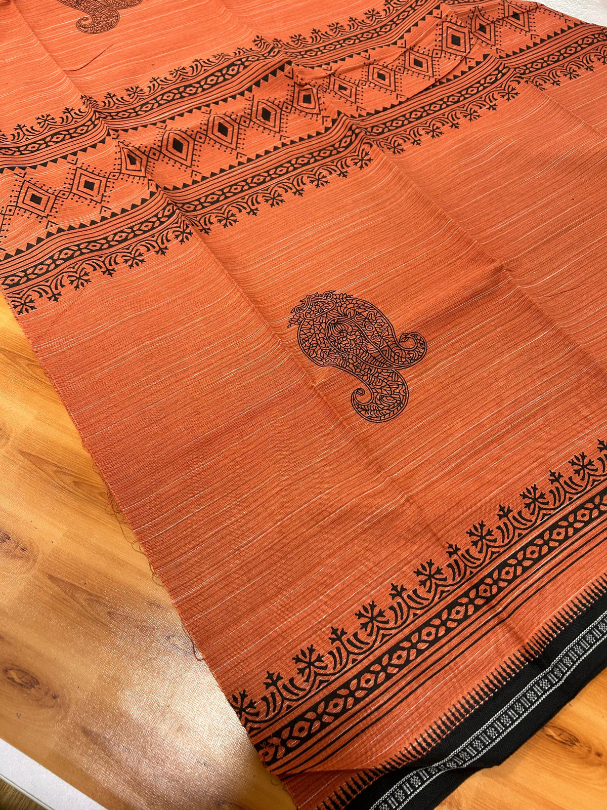 Single Kaily / Lungi - Kaitharikada - Mixed Cotton - 40s twisted - 1.5 inch Black Printed Design Kara With Kavi Colour Body (2 meter / 4 muzham) -  4 KK8084 GAN