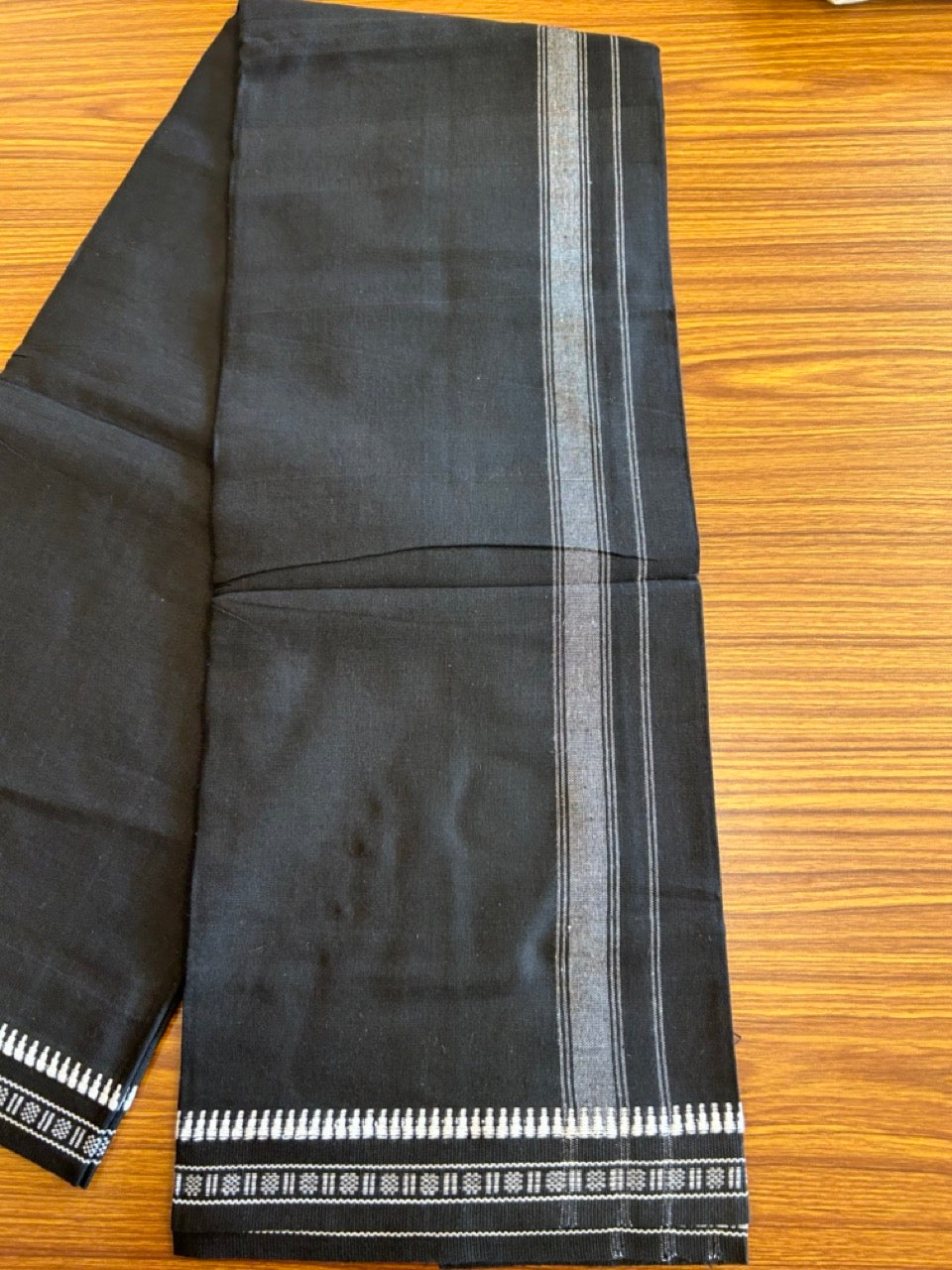21% DISCOUNT!! Kaitharikada Pure Cotton - Single Kaily / Lungi - 2 inch White kuppadam kara with Black colour body - 4KK8000AS