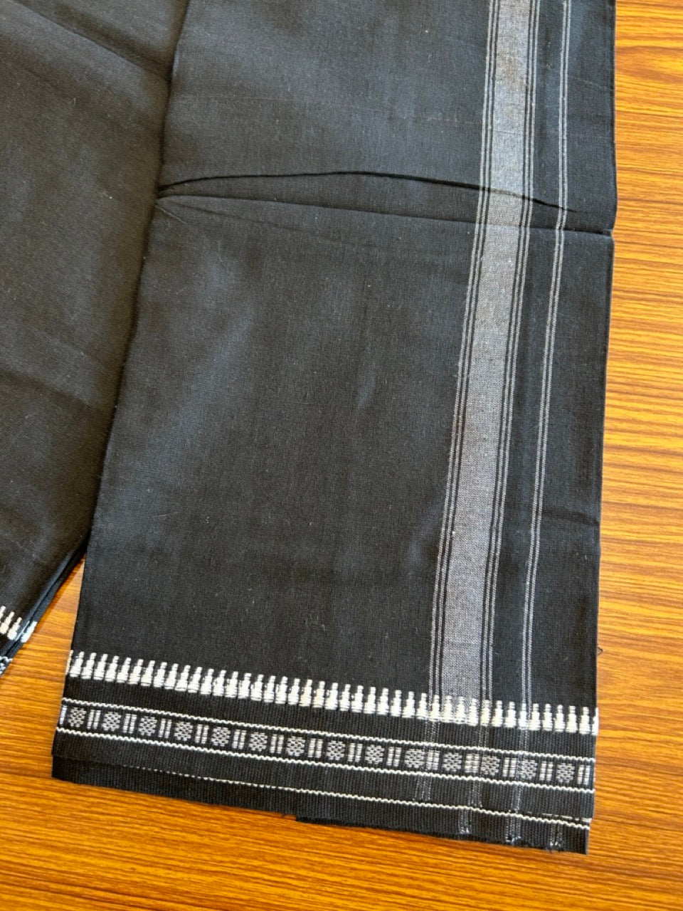 21% DISCOUNT!! Kaitharikada Pure Cotton - Single Kaily / Lungi - 2 inch White kuppadam kara with Black colour body - 4KK8000AS