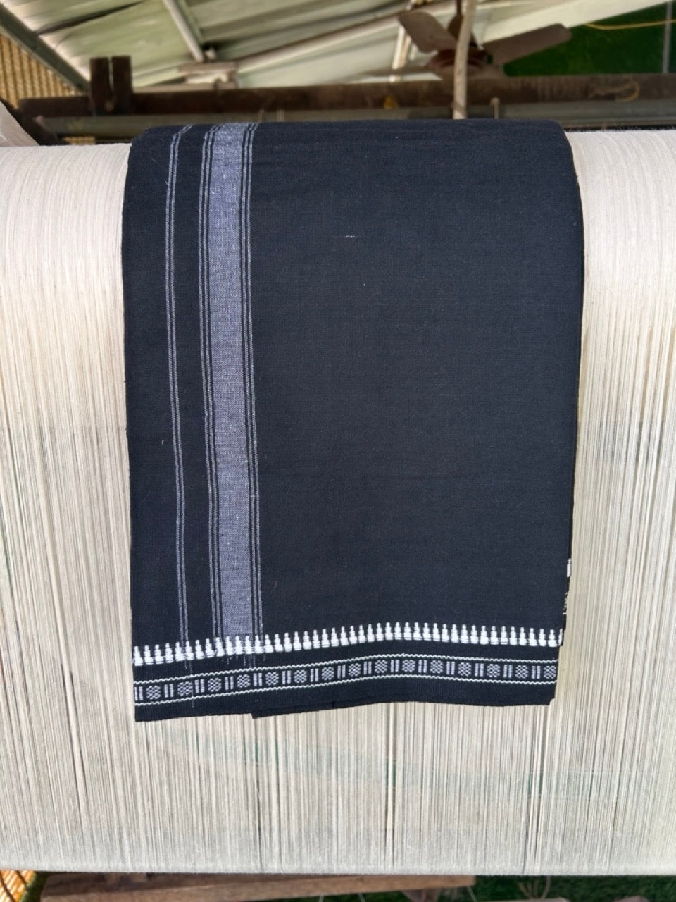 21% DISCOUNT!! Kaitharikada Pure Cotton - Single Kaily / Lungi - 2 inch White kuppadam kara with Black colour body - 4KK8000AS