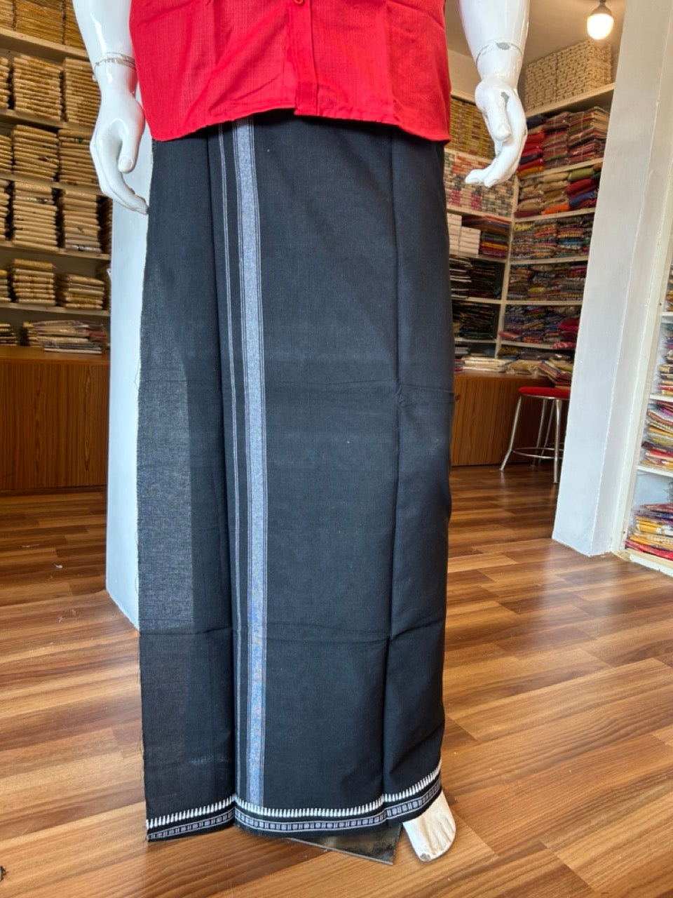 21% DISCOUNT!! Kaitharikada Pure Cotton - Single Kaily / Lungi - 2 inch White kuppadam kara with Black colour body - 4KK8000AS