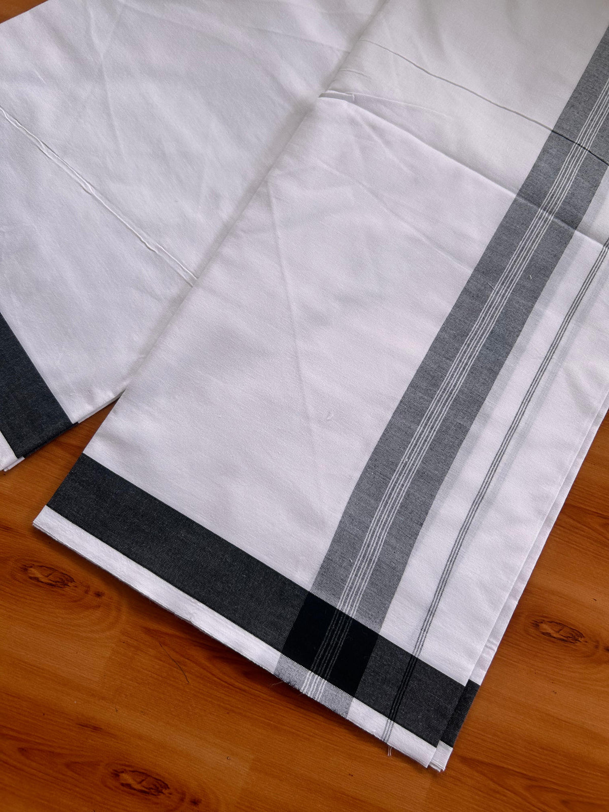 Kaitharikada - Single Kaily / Lungi - Mixed Cotton - 40s twisted - 1.5 inch Black Striped Kara with White colour body (2 meter / 4 muzham) -  1 KK5525 MRH