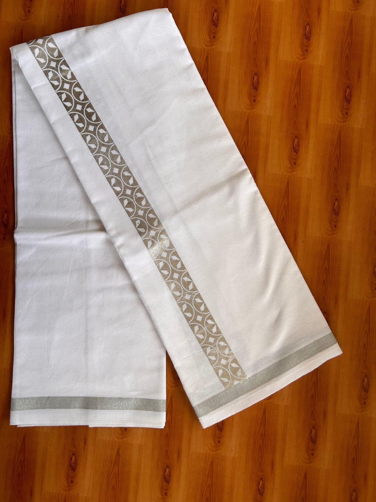 Kaitharikada - Single Kaily / Lungi - Mixed Cotton - 20s twisted - 1.5 inch Silver Kasav Printed Design Kara with White colour body (2 meter / 4 muzham) - 5 KK8085 GAN