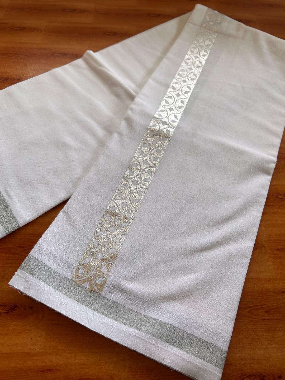 Kaitharikada - Single Kaily / Lungi - Mixed Cotton - 20s twisted - 1.5 inch Silver Kasav Printed Design Kara with White colour body (2 meter / 4 muzham) - 5 KK8085 GAN