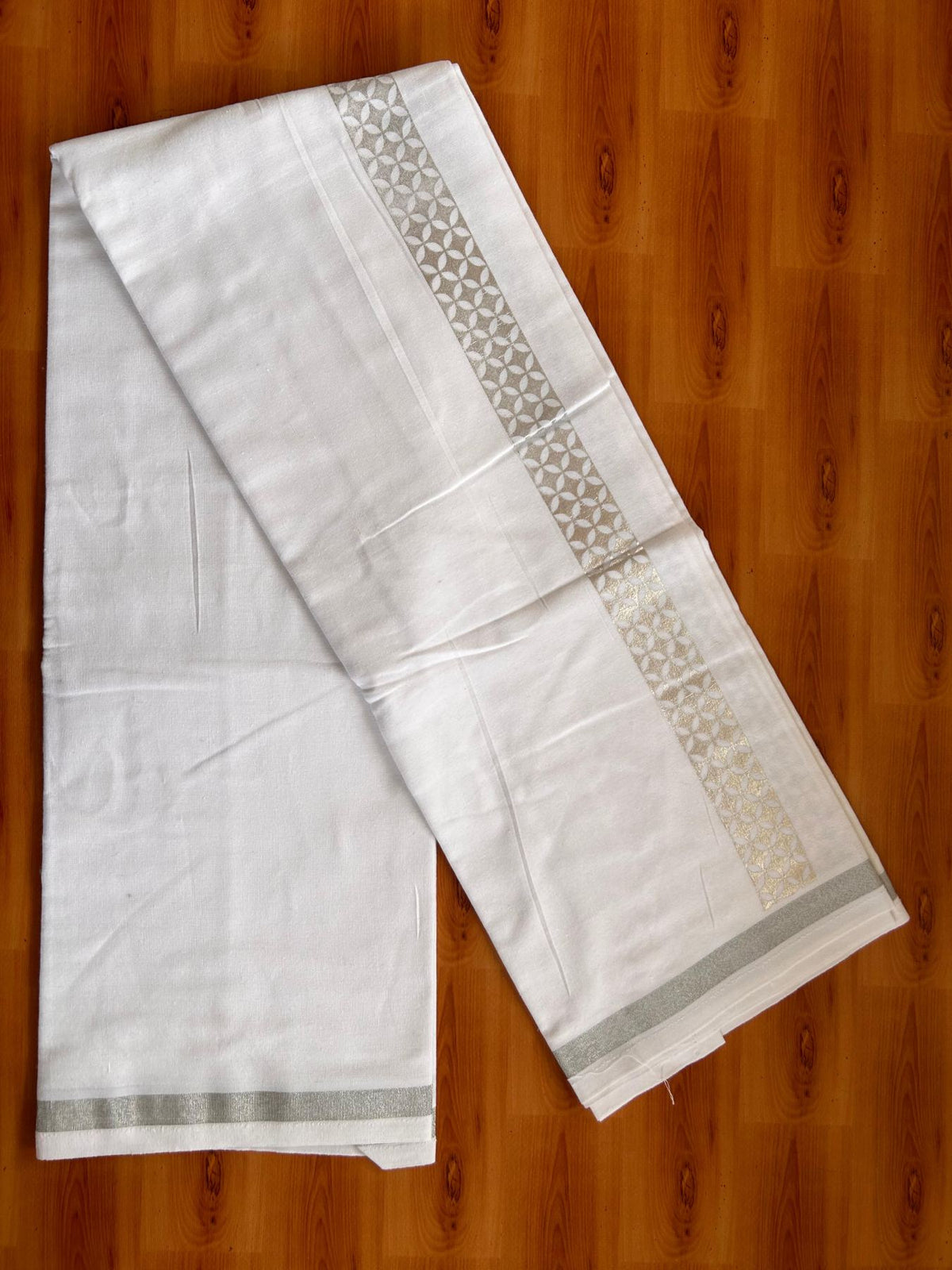 Kaitharikada - Single Kaily / Lungi - Mixed Cotton - 20s twisted - 1.5 inch Silver Kasav Printed Design Kara with White colour body (2 meter / 4 muzham) - 6 KK8085 GAN