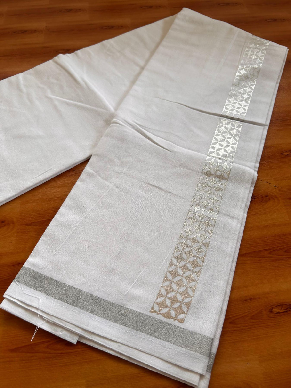 Kaitharikada - Single Kaily / Lungi - Mixed Cotton - 20s twisted - 1.5 inch Silver Kasav Printed Design Kara with White colour body (2 meter / 4 muzham) - 6 KK8085 GAN
