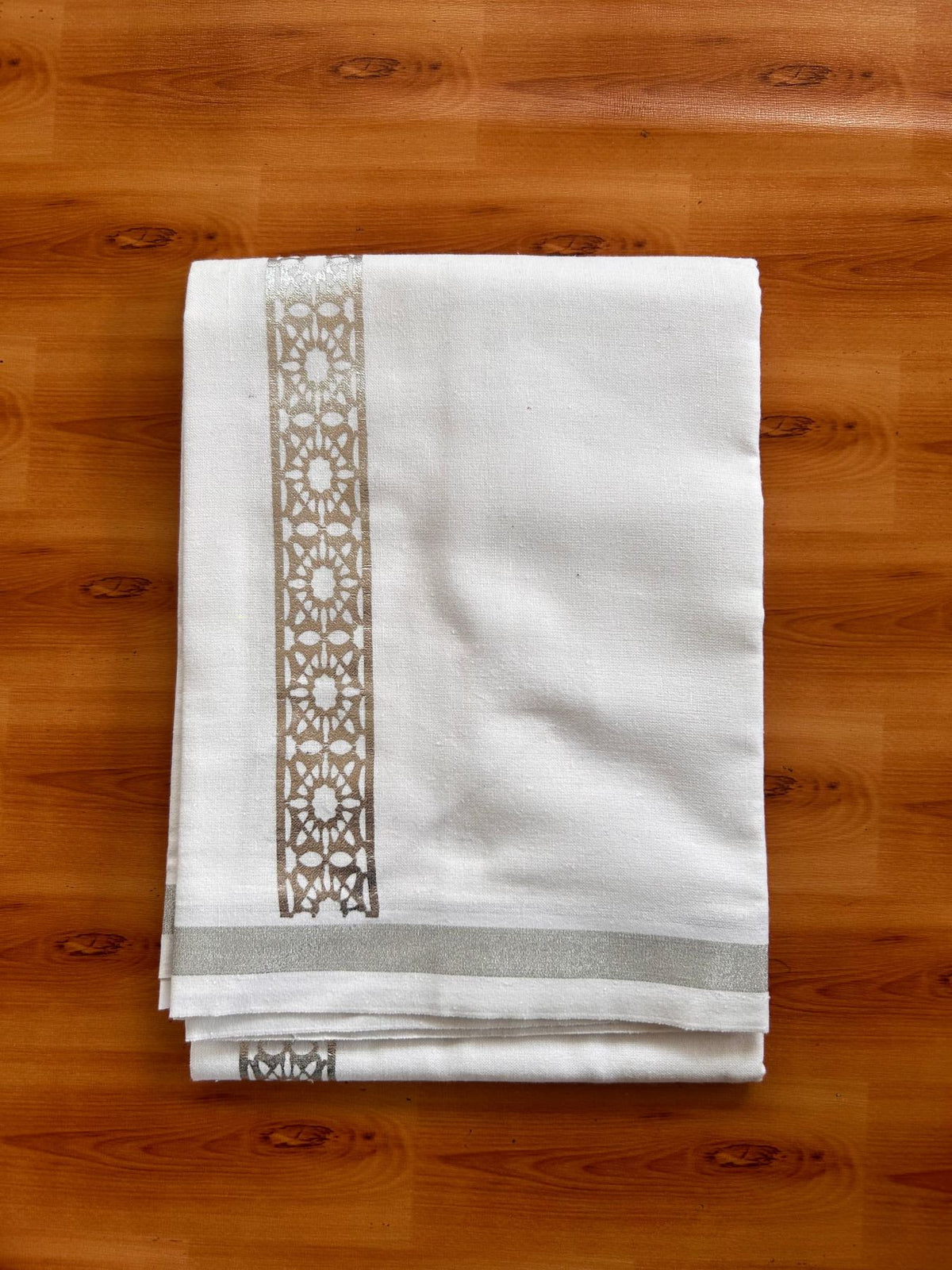 Kaitharikada - Single Kaily / Lungi - Mixed Cotton - 20s twisted - 1.5 inch Silver Kasav Printed Design Kara with White colour body (2 meter / 4 muzham) - 7 KK8085 GAN
