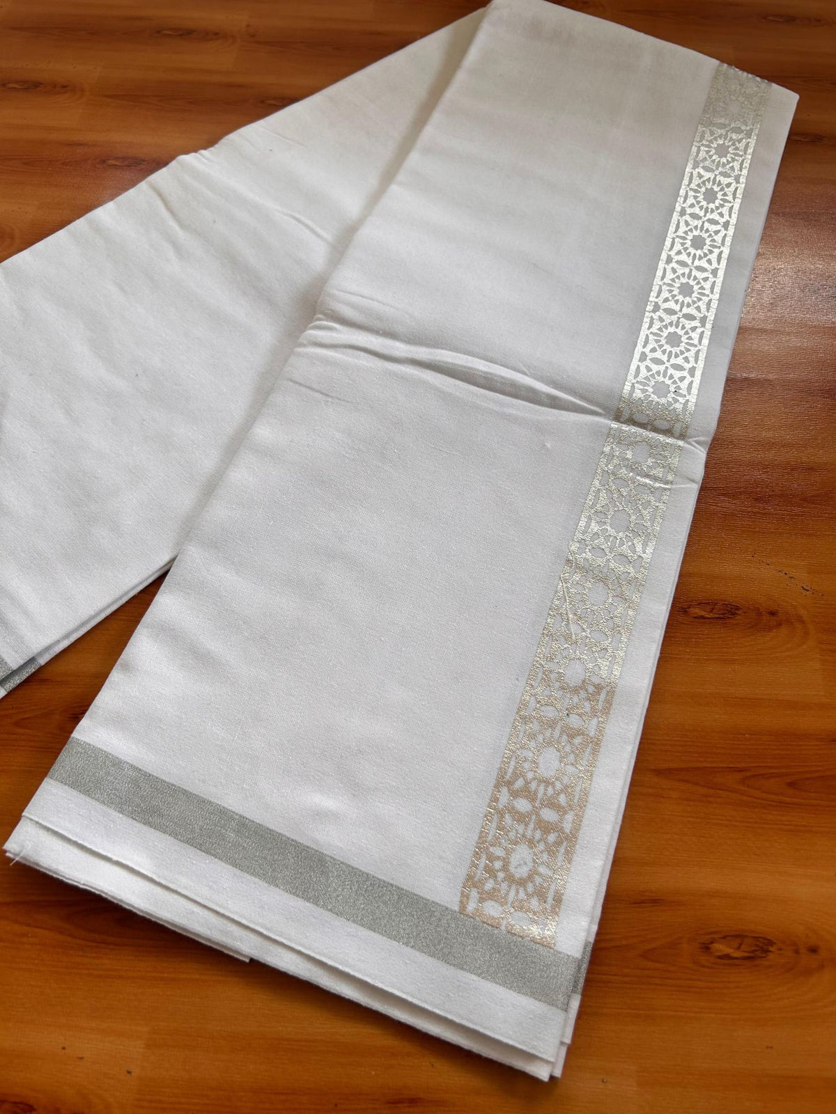 Kaitharikada - Single Kaily / Lungi - Mixed Cotton - 20s twisted - 1.5 inch Silver Kasav Printed Design Kara with White colour body (2 meter / 4 muzham) - 7 KK8085 GAN
