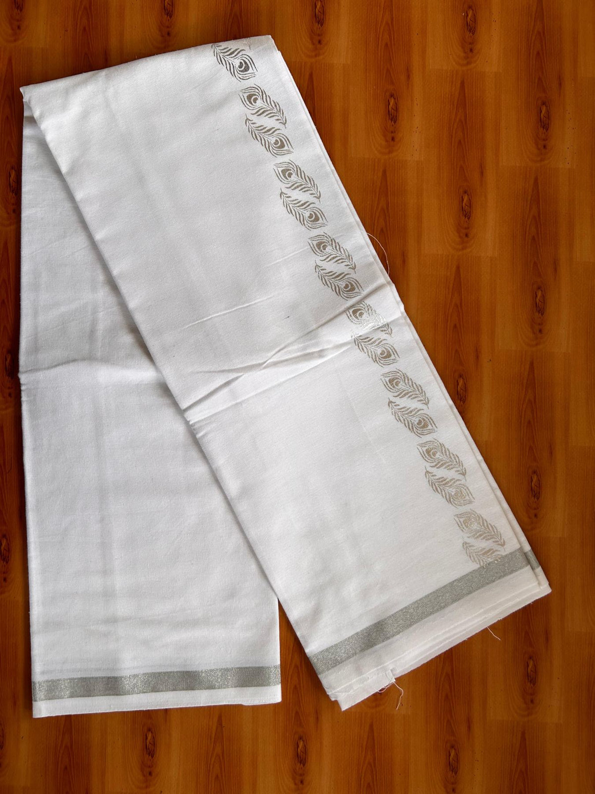 Kaitharikada - Single Kaily / Lungi - Mixed Cotton - 20s twisted - 1.5 inch Silver Kasav Peacock Feather Printed Design Kara with White colour body (2 meter / 4 muzham) - 8 KK8085 GAN
