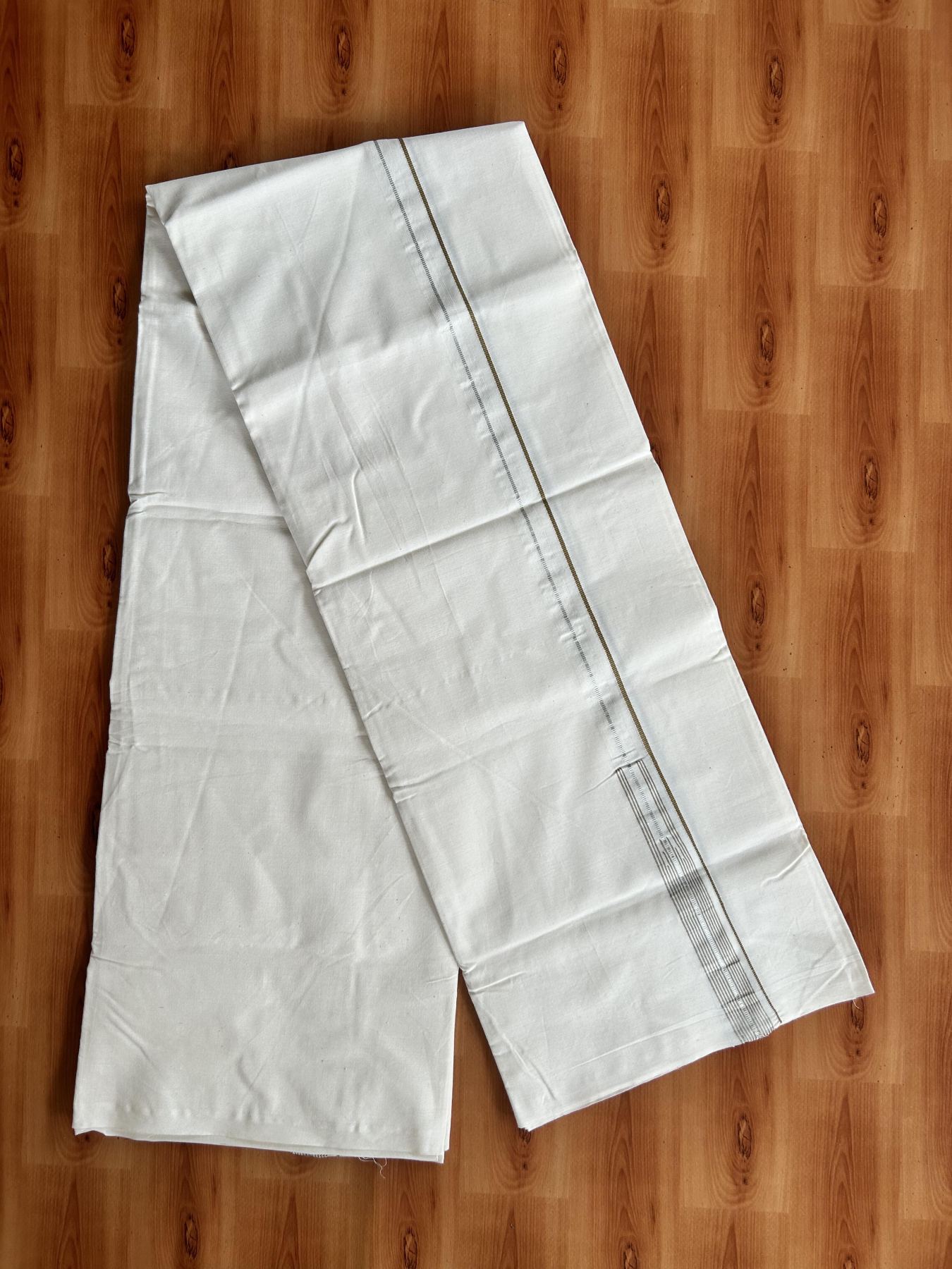Single Mundu/Dhoti - Off White (Unbleached) 20% Discount !! KaithariKada Balaramapuram 100% Cotton Twisted 100s Thread - 0.75 inch Silver Kasav & Medium Brown Puliyilakkara Chutty (2 meter/4 Muzham) - 8 KK5407 ASH