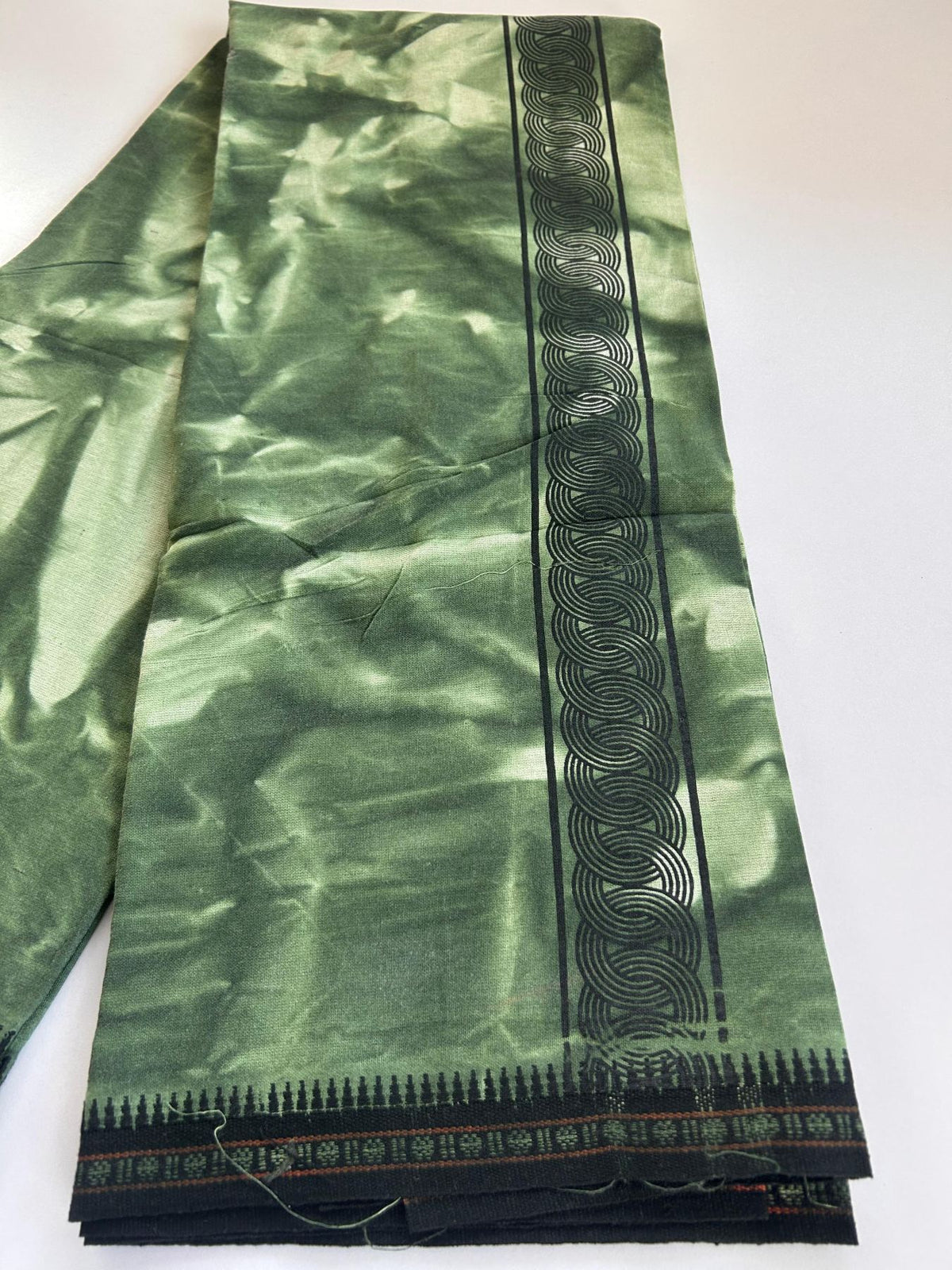 Single Kaily / Lungi - Kaitharikada - Mixed Cotton - 40s twisted - 2 inch Black Printed Design Kara With Light Green & White Shaded Colour Body (2 meter / 4 muzham) -  21 KK8088 SAT