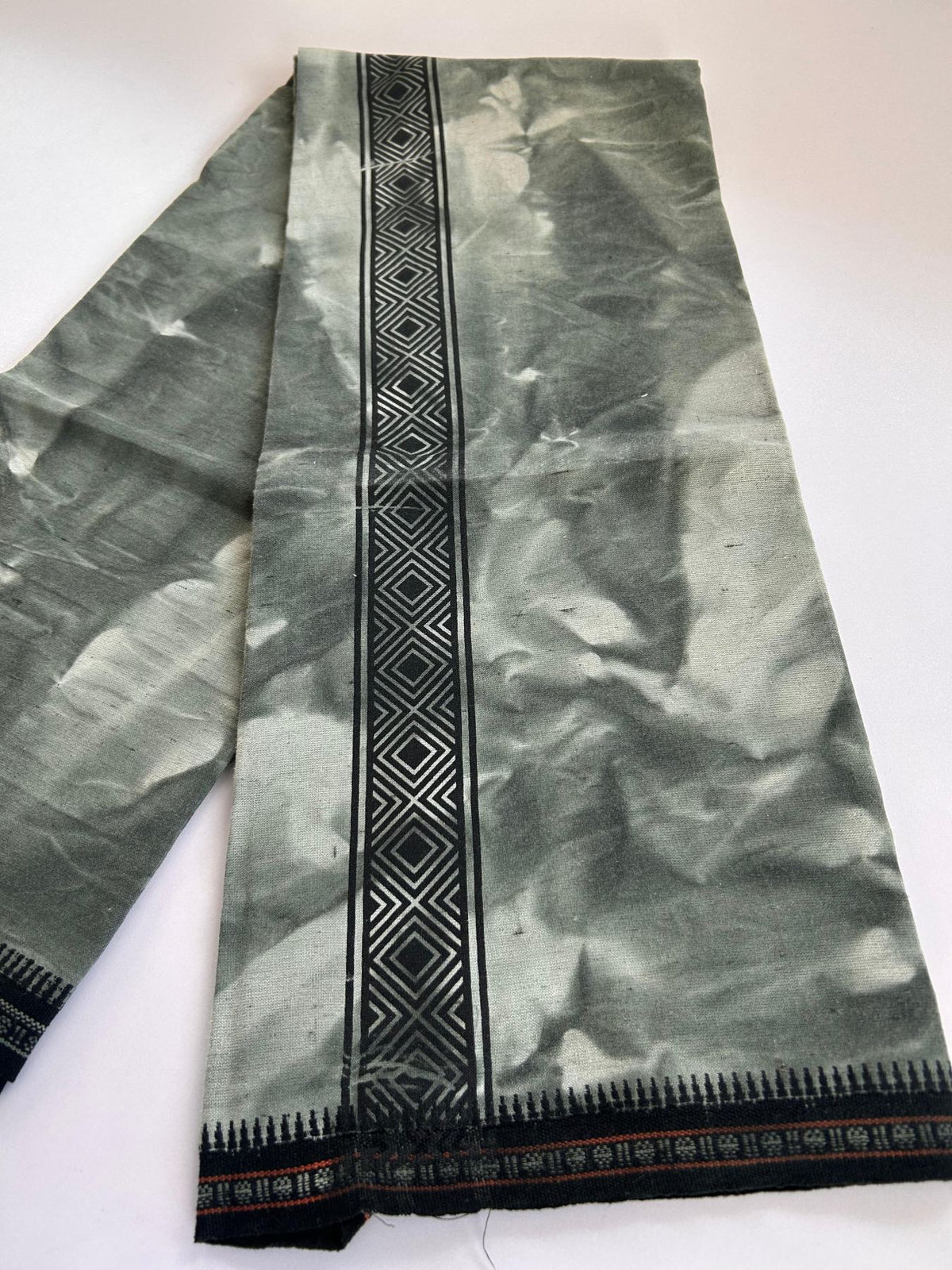Single Kaily / Lungi - Kaitharikada - Mixed Cotton - 40s twisted - 2 inch Black Printed Design Kara With Ash Green & White Shaded Colour Body (2 meter / 4 muzham) -  25 KK8088 SAT