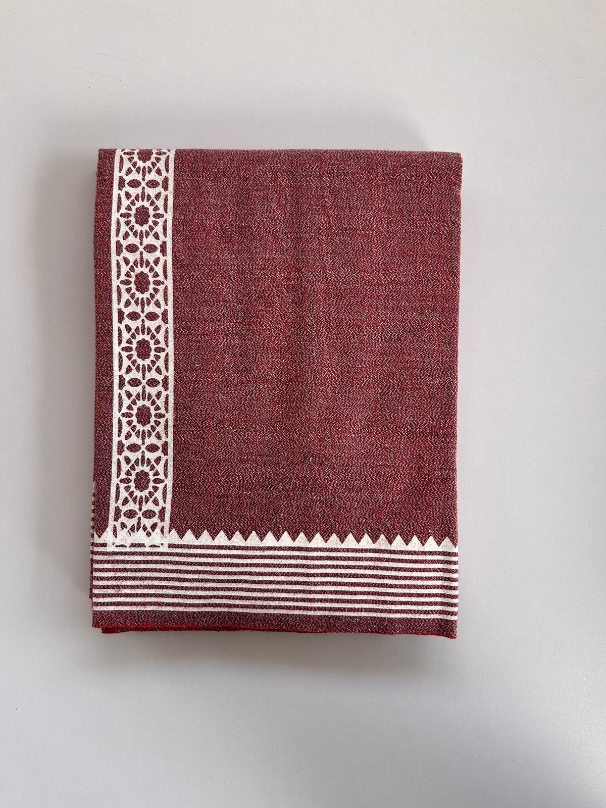 Kaitharikada - Single Kaily / Lungi - Mixed Cotton - 40s twisted - 1.5 inch White Printed kara with Red , Black & White Shaded colour body (2 meter / 4 muzham) - 15 KK8083 GAN